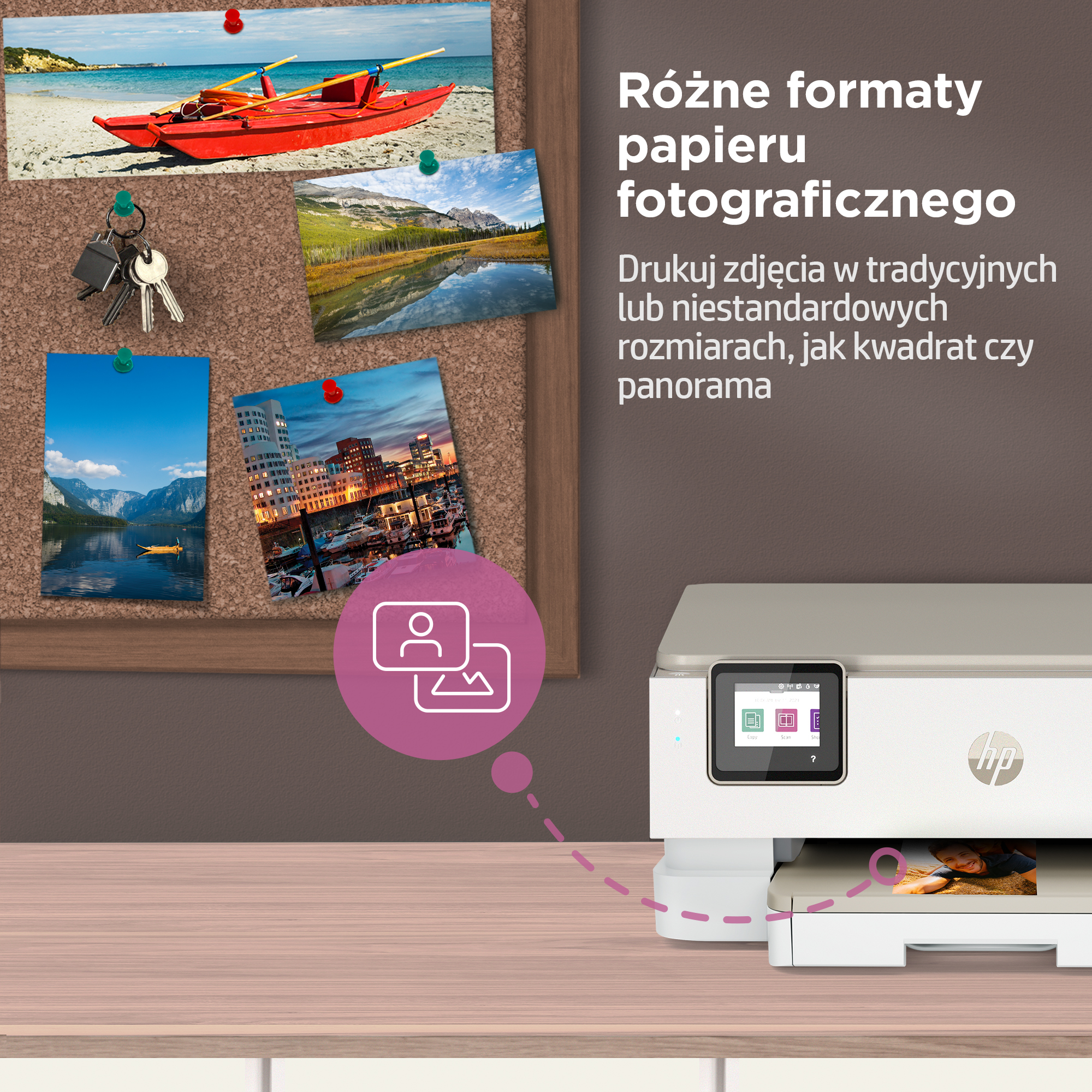 Drukarka drukuje zdjęcie mężczyzny na plaży. Powyżej zdjęcia na tablicy korkowej.