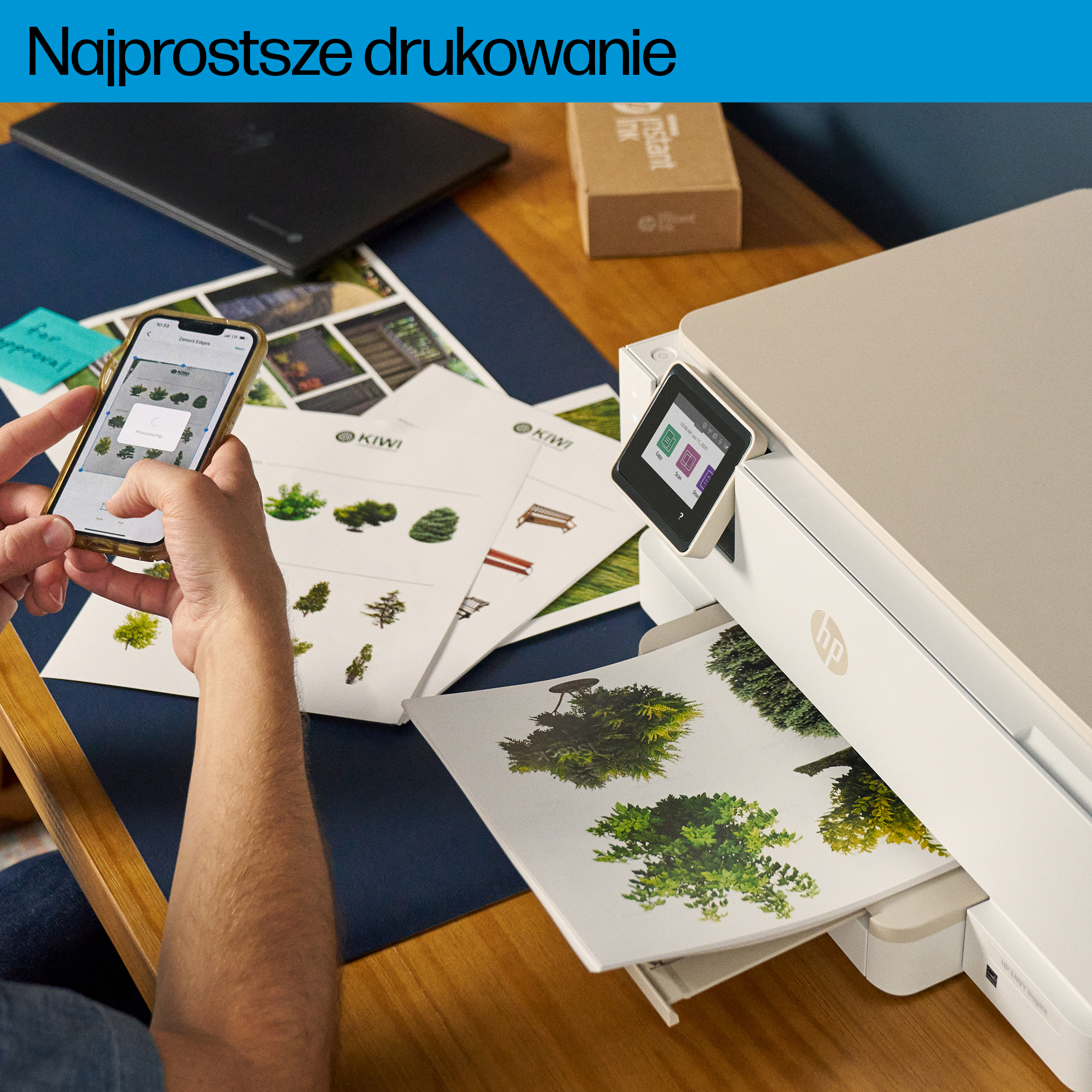 Osoba używa smartfona do sterowania drukarką z obrazami roślin na papierze.
