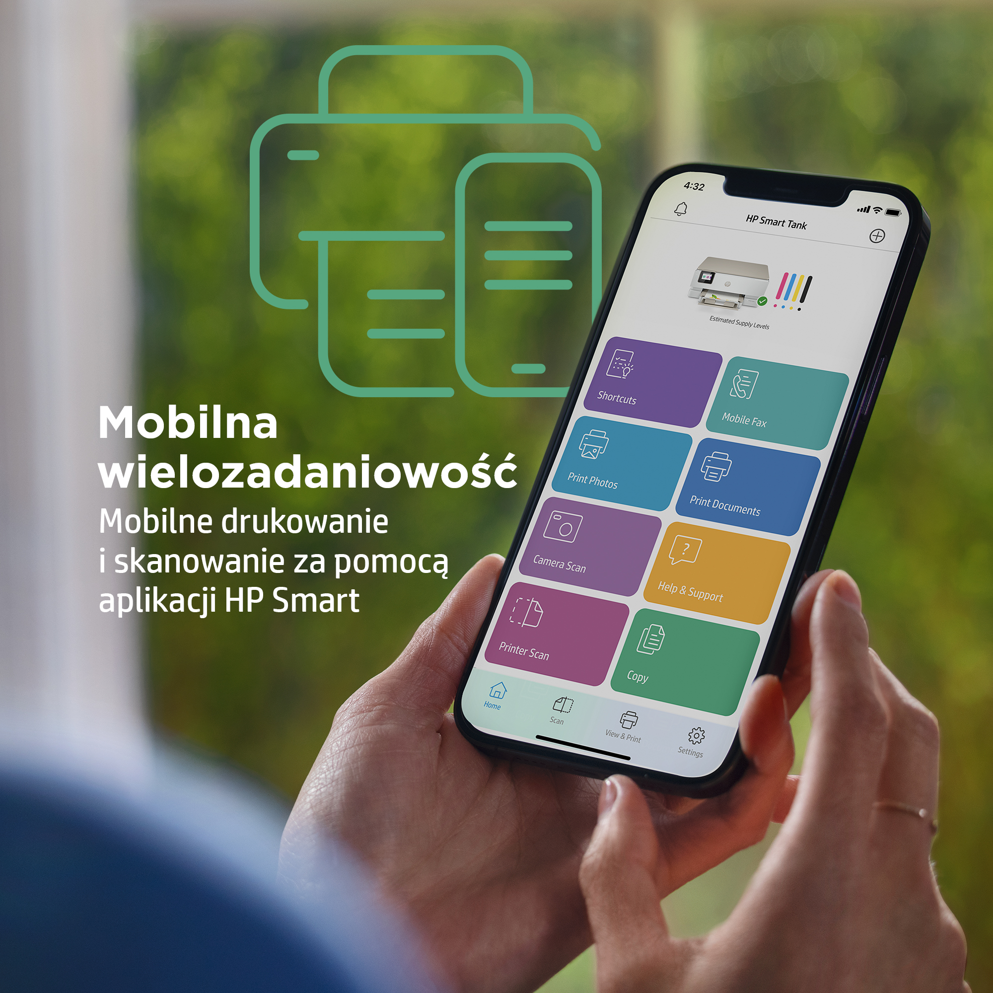 Dłoń trzyma smartfon z aplikacją HP Smart. W tle ikony drukarki.
