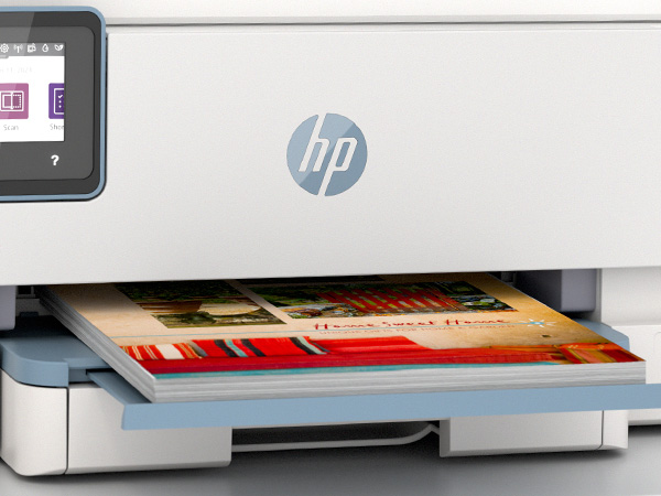 Biała drukarka HP z podajnikiem papieru zawierającym kolorowy magazyn.