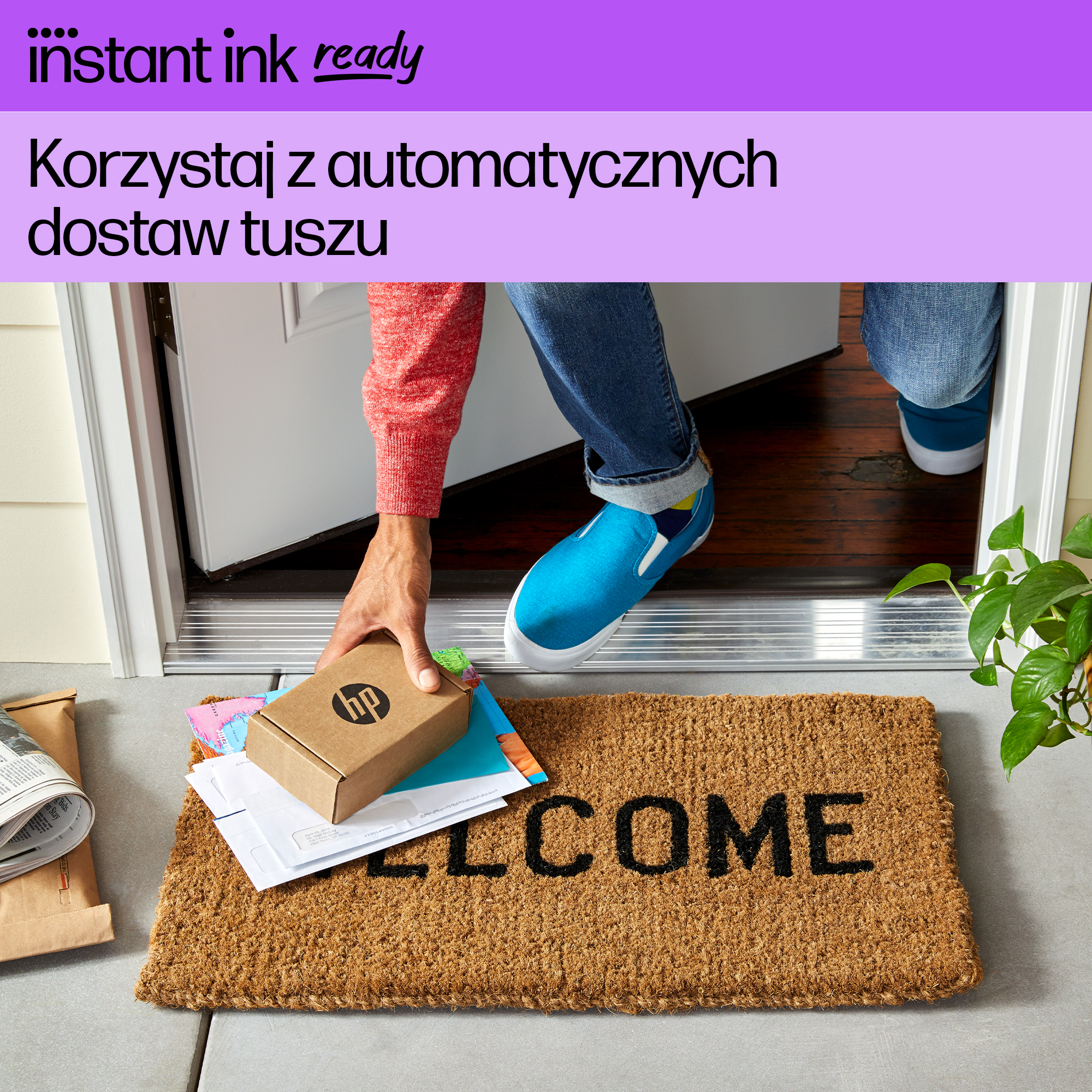 Mężczyzna kładzie paczkę na wycieraczce. Instant Ink Ready.