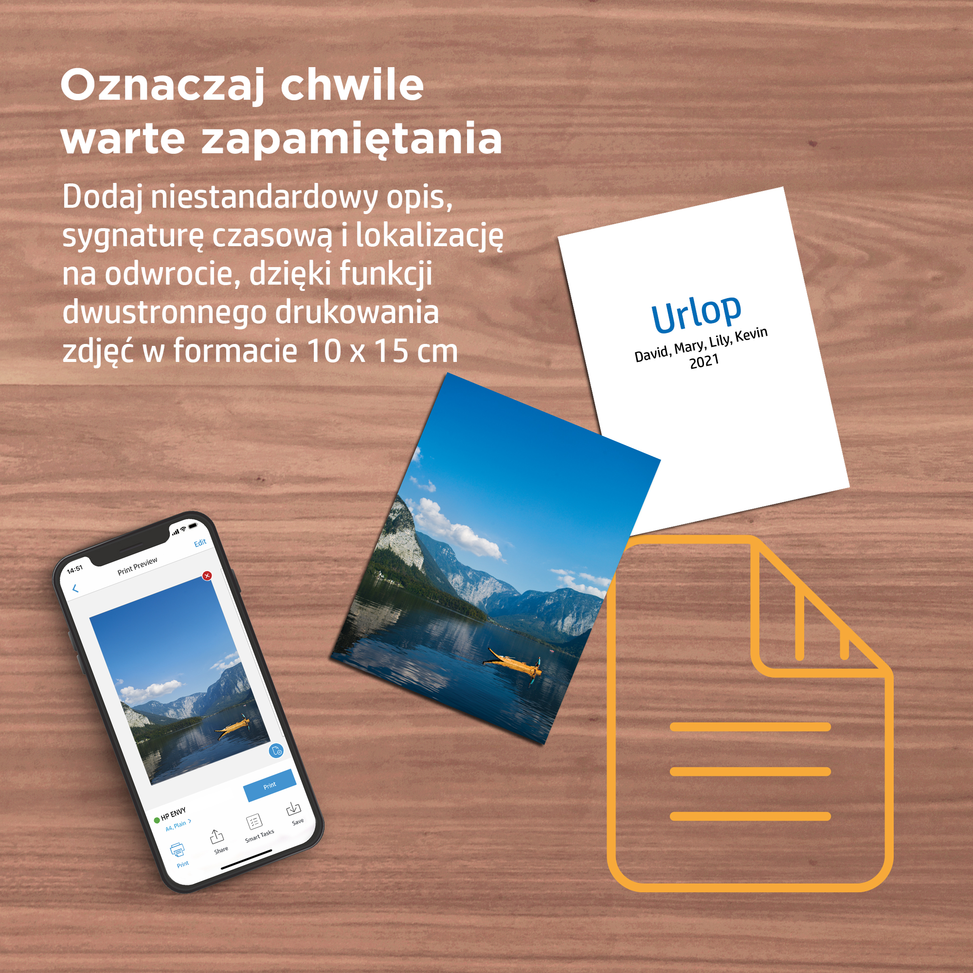 Smartfon pokazuje podgląd wydruku zdjęcia jeziora w górach. Obok leżą zdjęcia i karta.