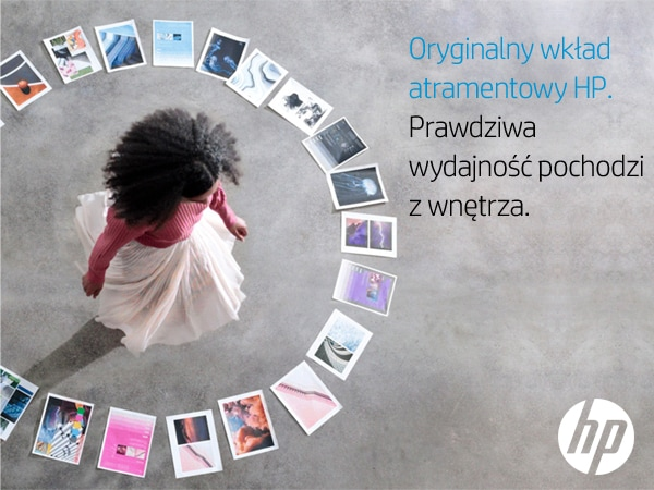 Kobieta z kręconymi włosami wiruje, otoczona sztuką na zdjęciach.