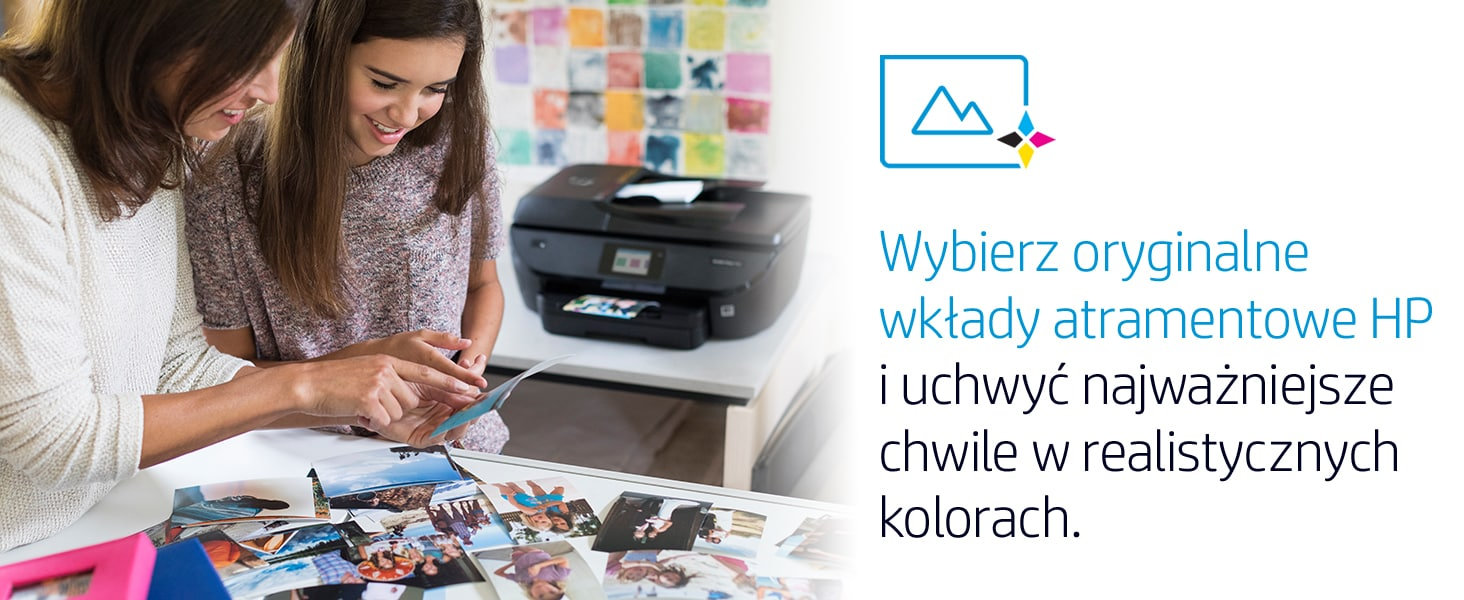 Dwie kobiety oglądają zdjęcia obok drukarki.