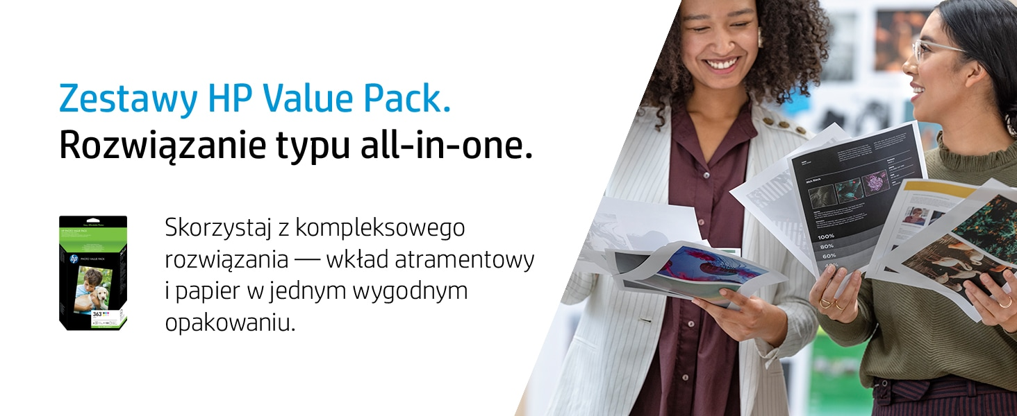 Dwie kobiety uśmiechają się, trzymając dokumenty. Po lewej widać pudełko produktu HP.