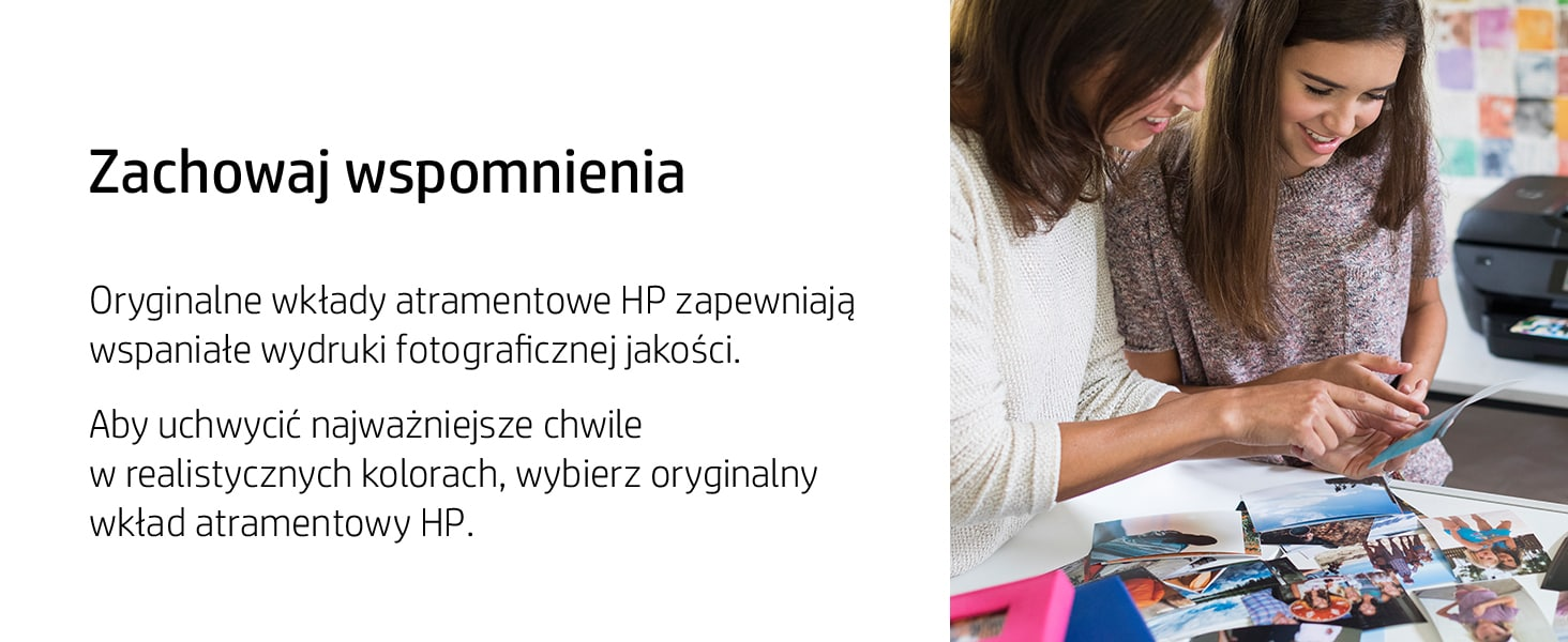 Dwie kobiety oglądają zdjęcia. Z tyłu drukarka.