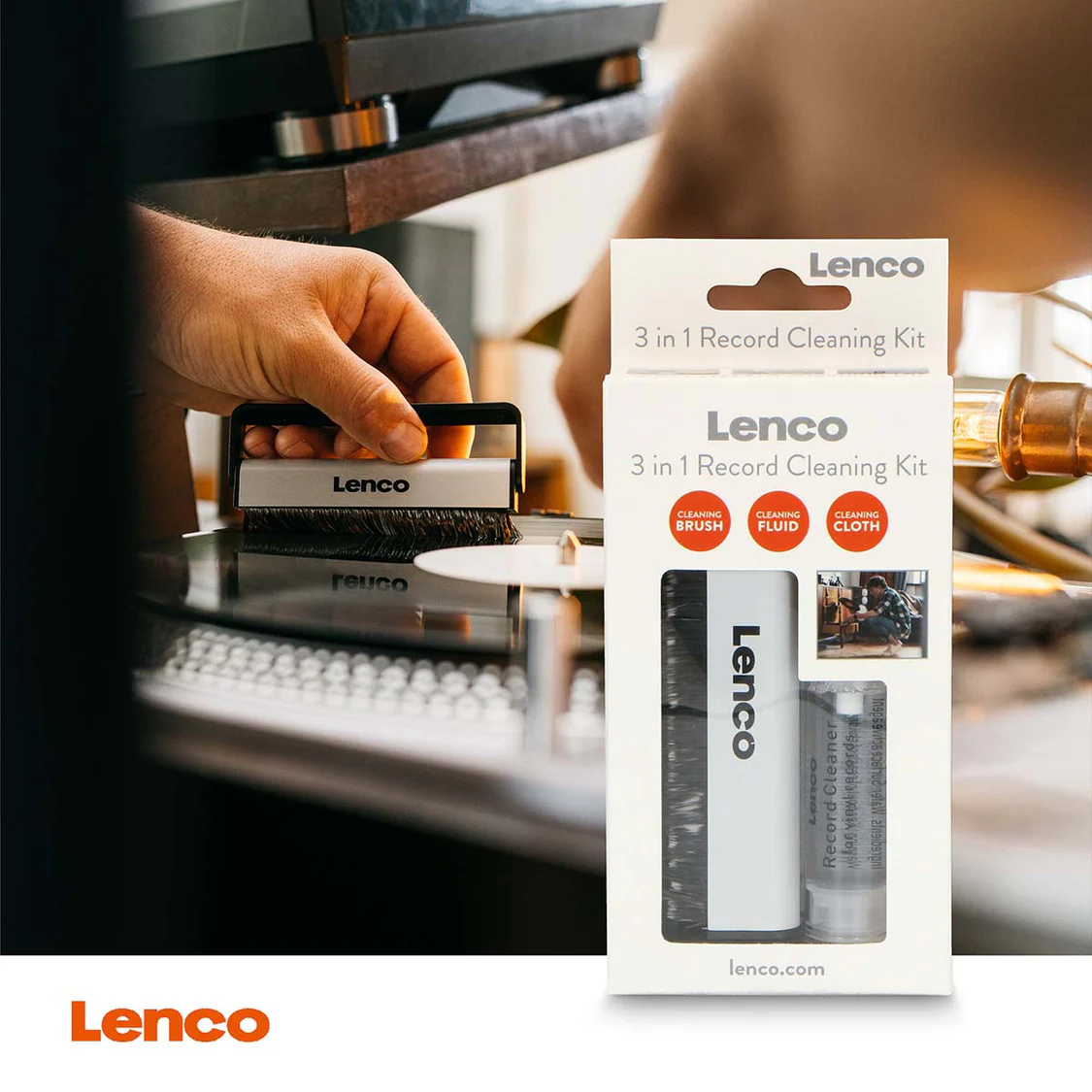 Hand reinigt Schallplatte mit Lenco-Bürste. Lenco 3-in-1-Kit daneben.