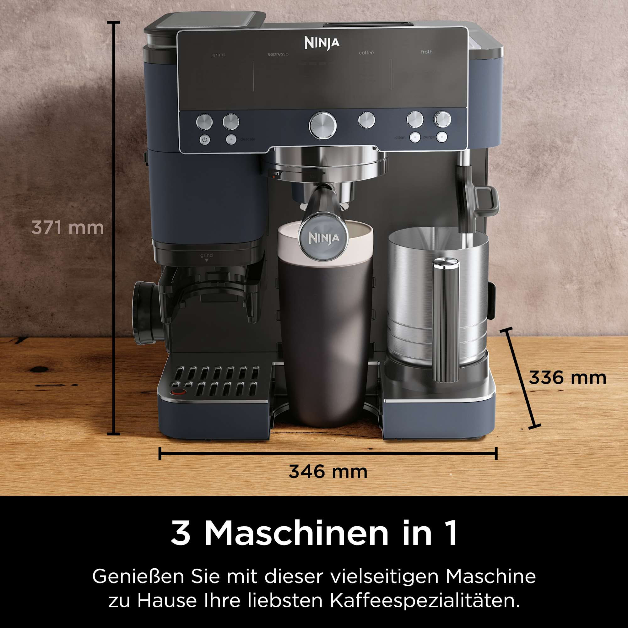 Una macchina da caffè Ninja nera e blu con montalatte e tazza integrati.