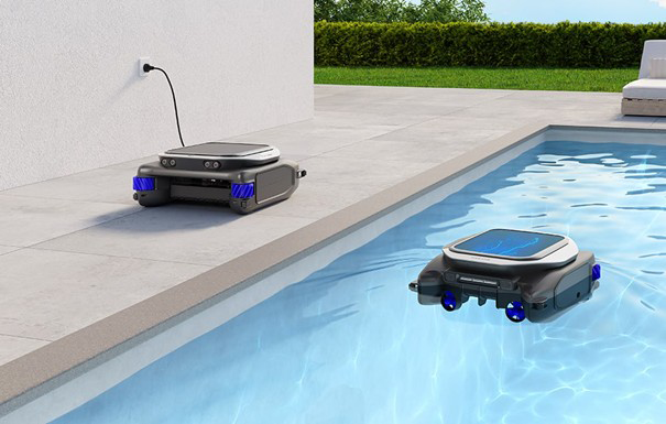 Egy medence robot a vízben, egy másik töltődik a szabadban.