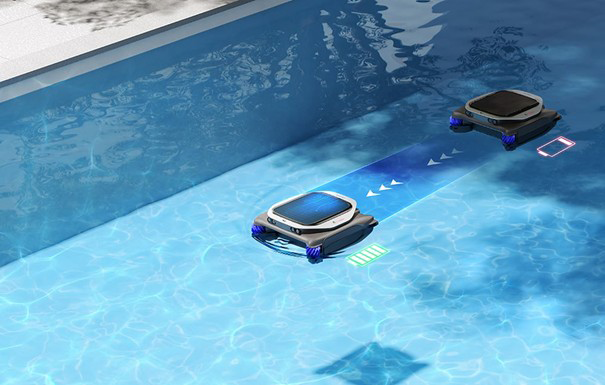 Két napelemes medencetisztító robot mozog a medencében. Az egyik teljes akkumulátort mutat.