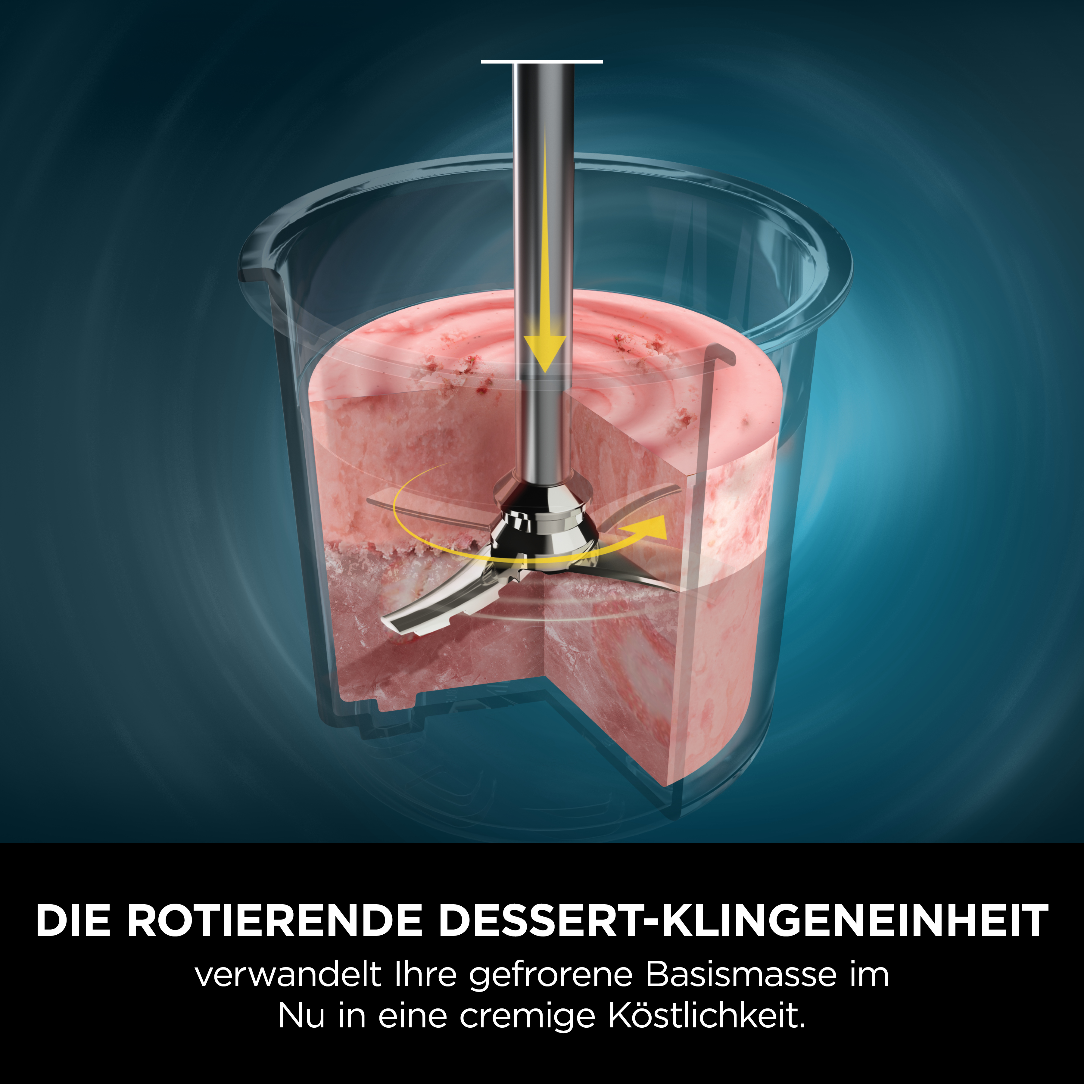 Un frullatore ad immersione lavora massa congelata in un contenitore trasparente.