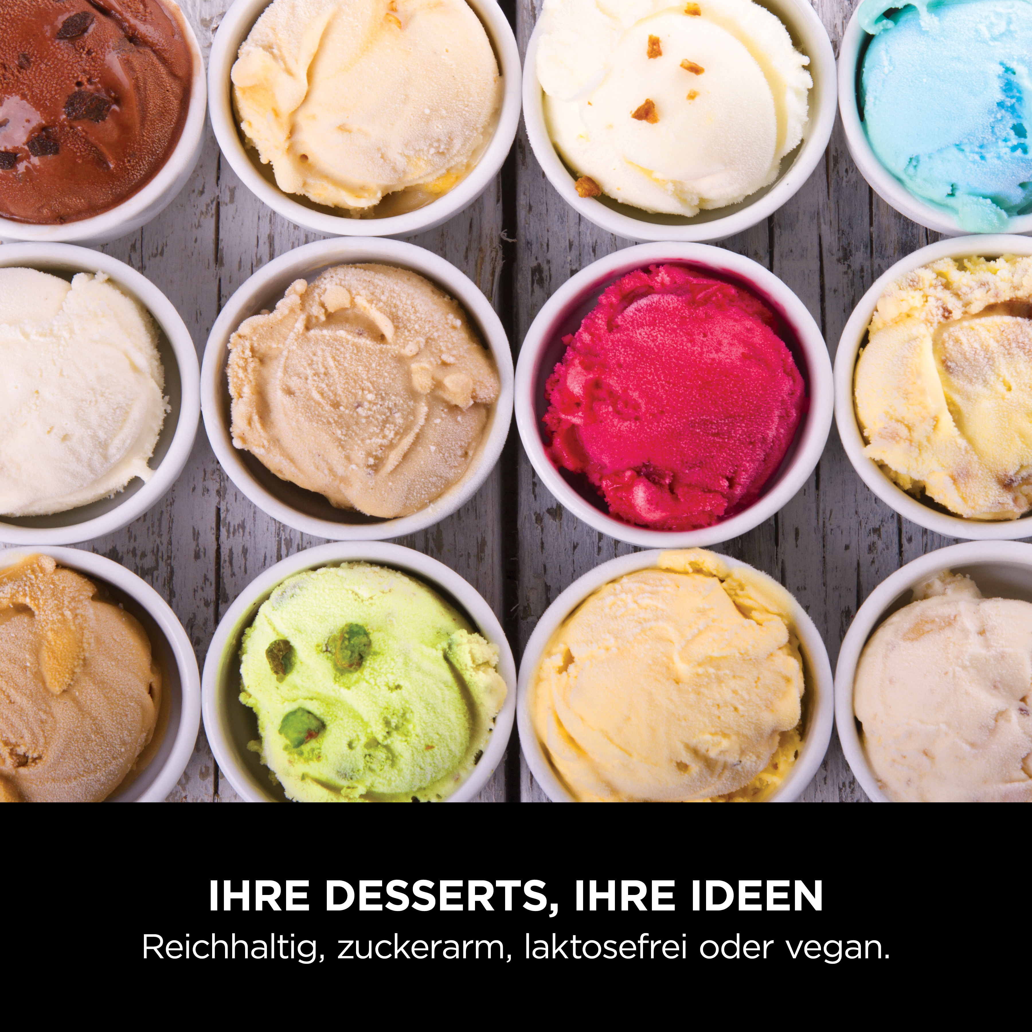 Nove ciotole di gusti assortiti di gelato su sfondo legno.