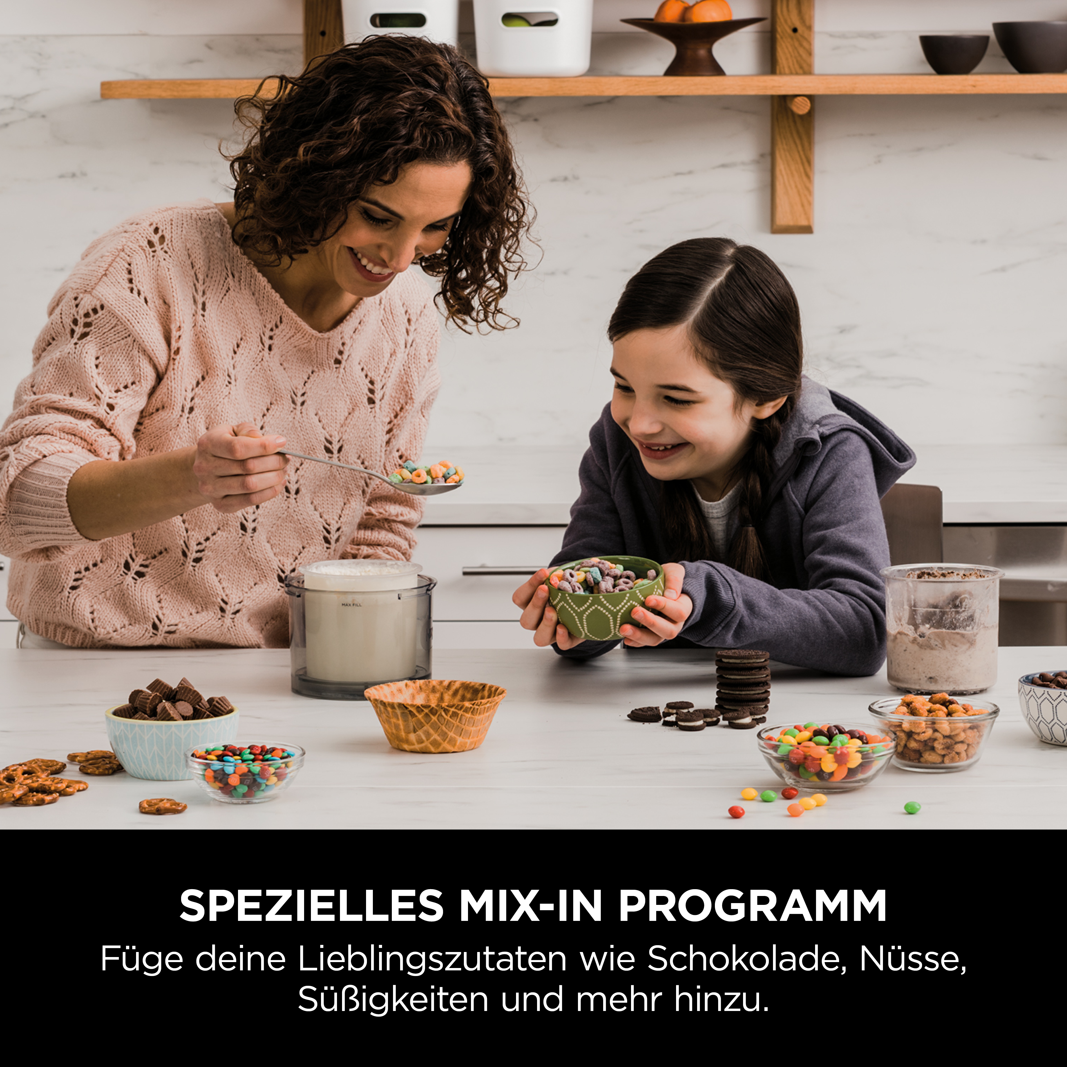 Donna e bambino preparano il gelato con gocce di cioccolato, biscotti e caramelle.