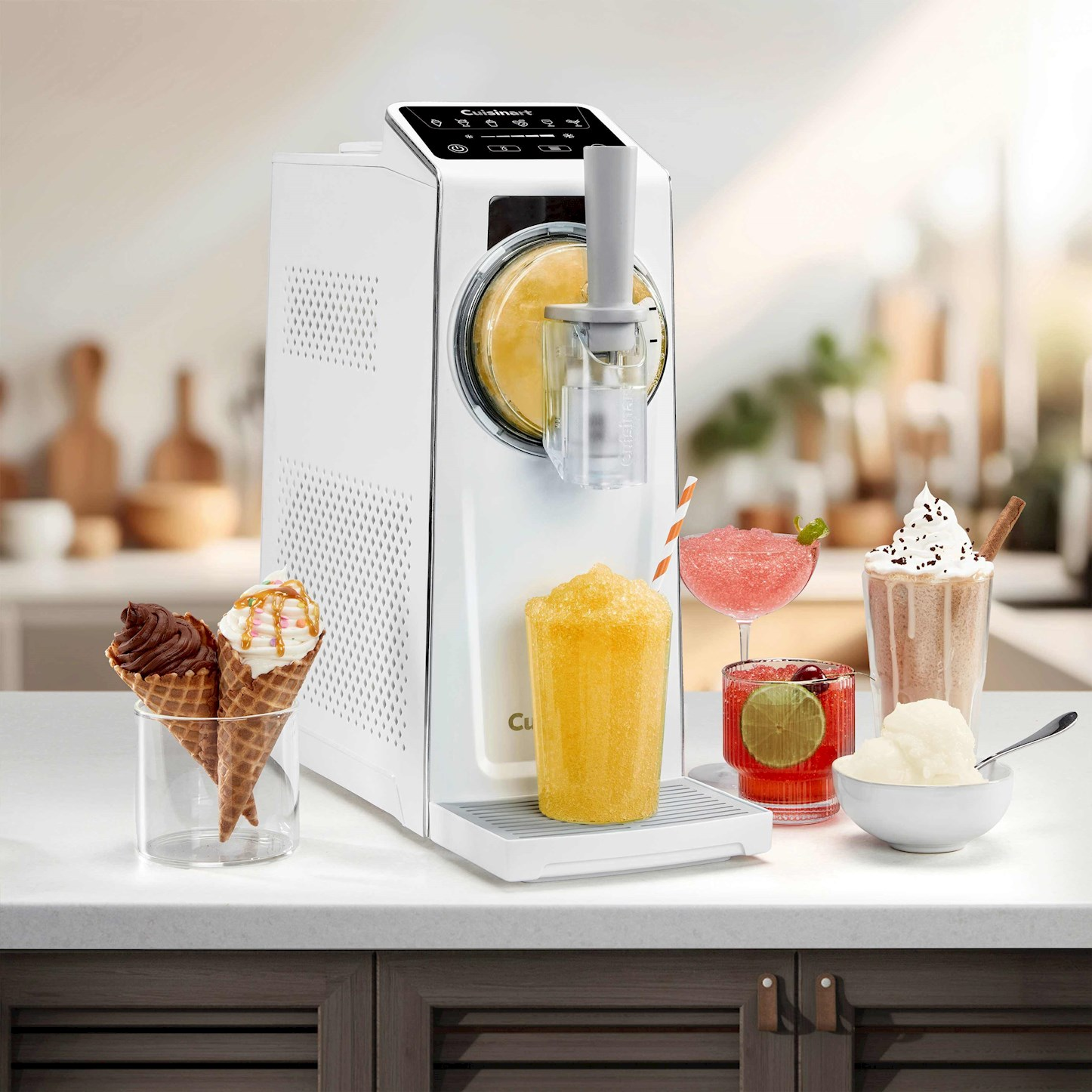 Ein weißer Cuisinart-Eisbereiter mit gefrorenen Getränken und Eiscreme.