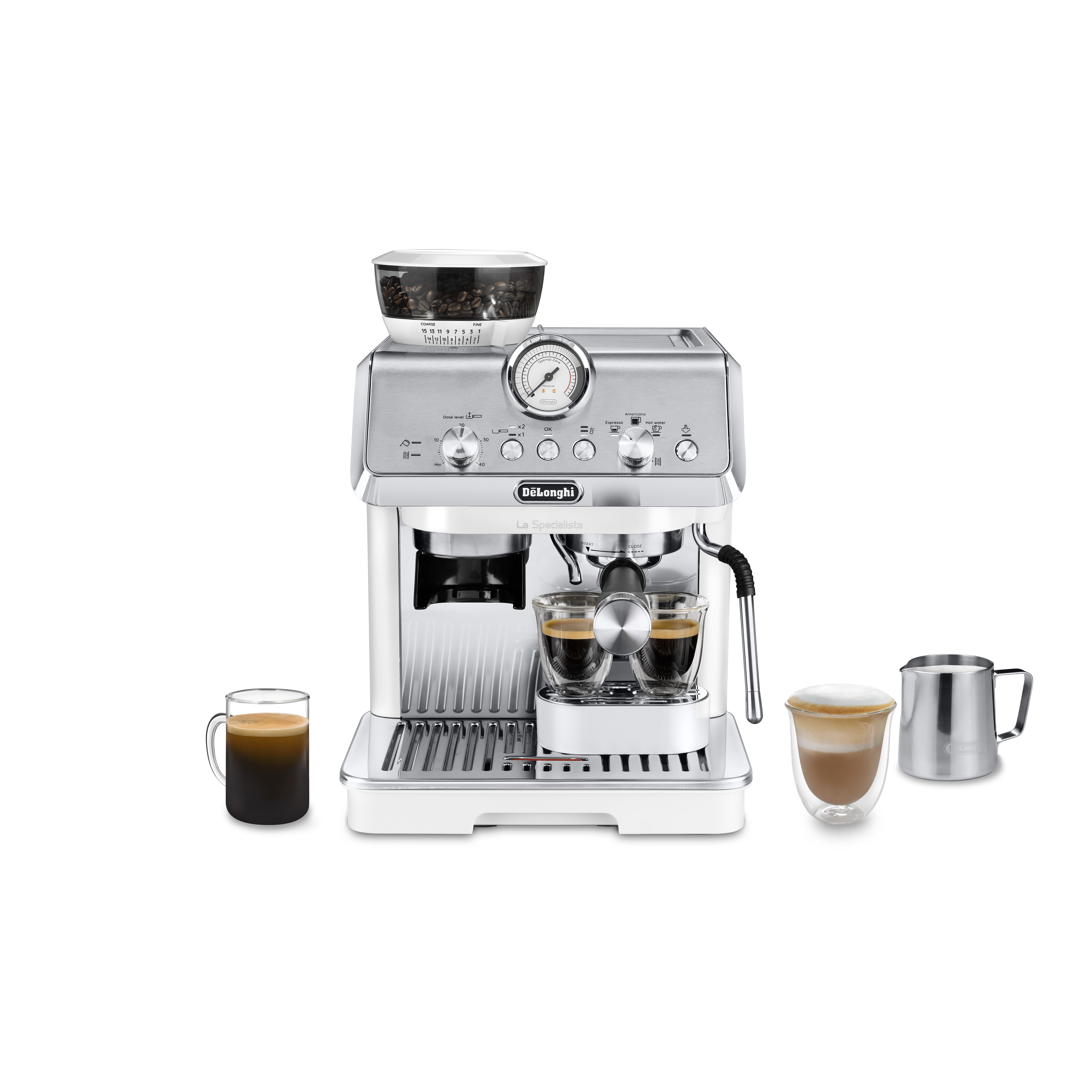 Silberne DeLonghi Espressomaschine mit Kaffeebohnen, Espressotassen und Milchkännchen.