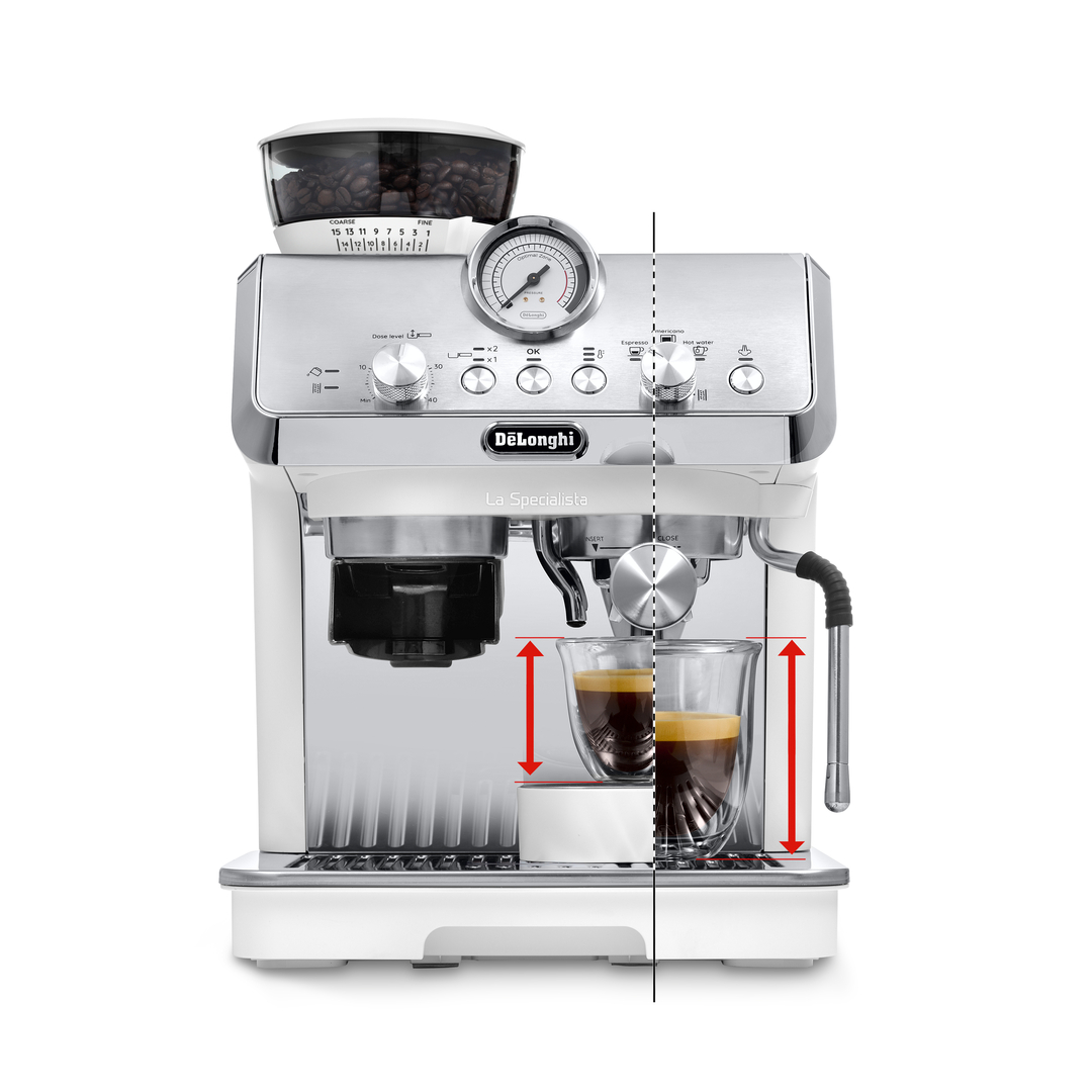 Eine weiße DeLonghi Espressomaschine mit Kaffeebohnenbehälter und zwei gefüllten Gläsern.
