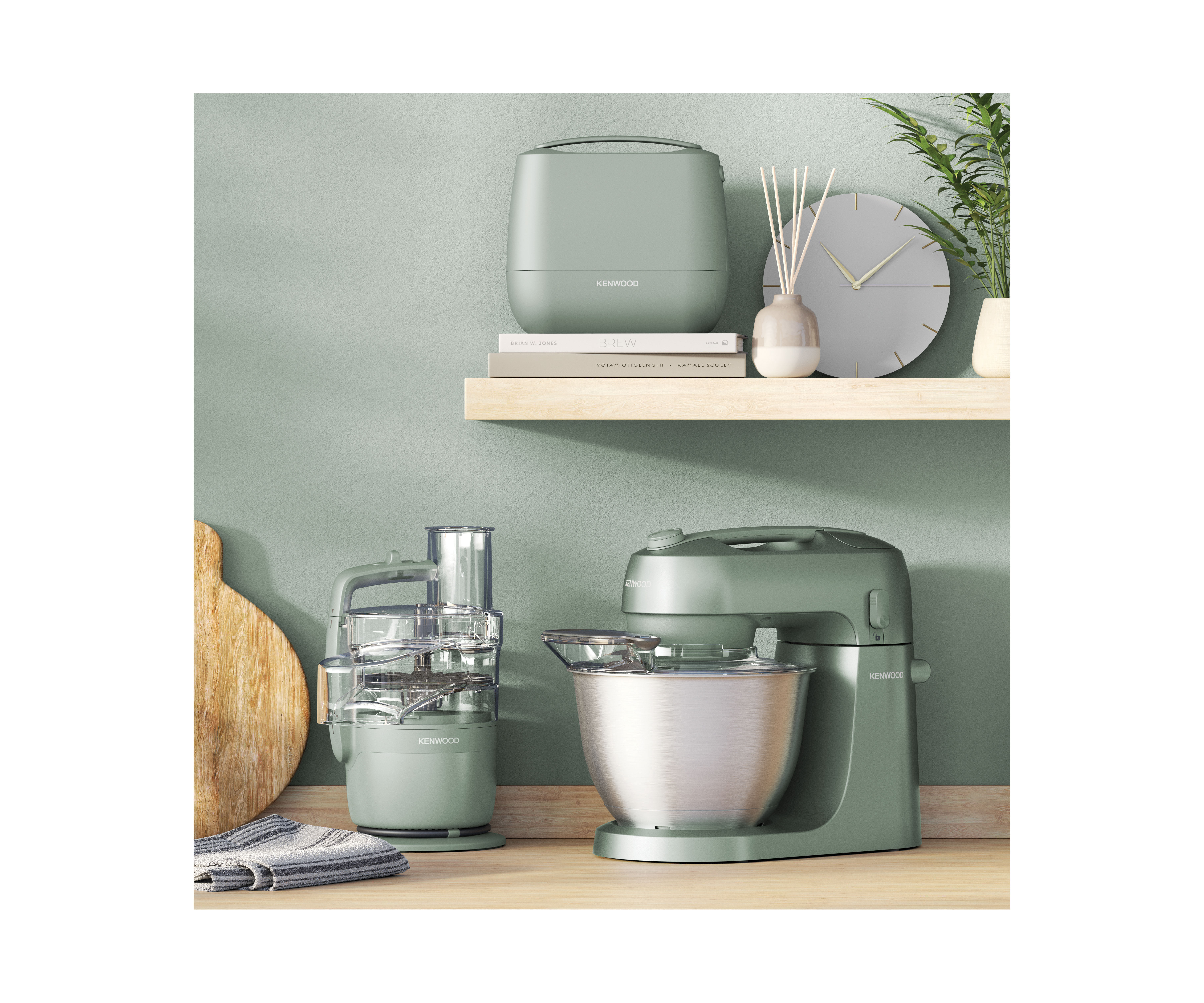 Grüne Kenwood Küchenmaschine und Küchenmaschine auf einem Holztisch.