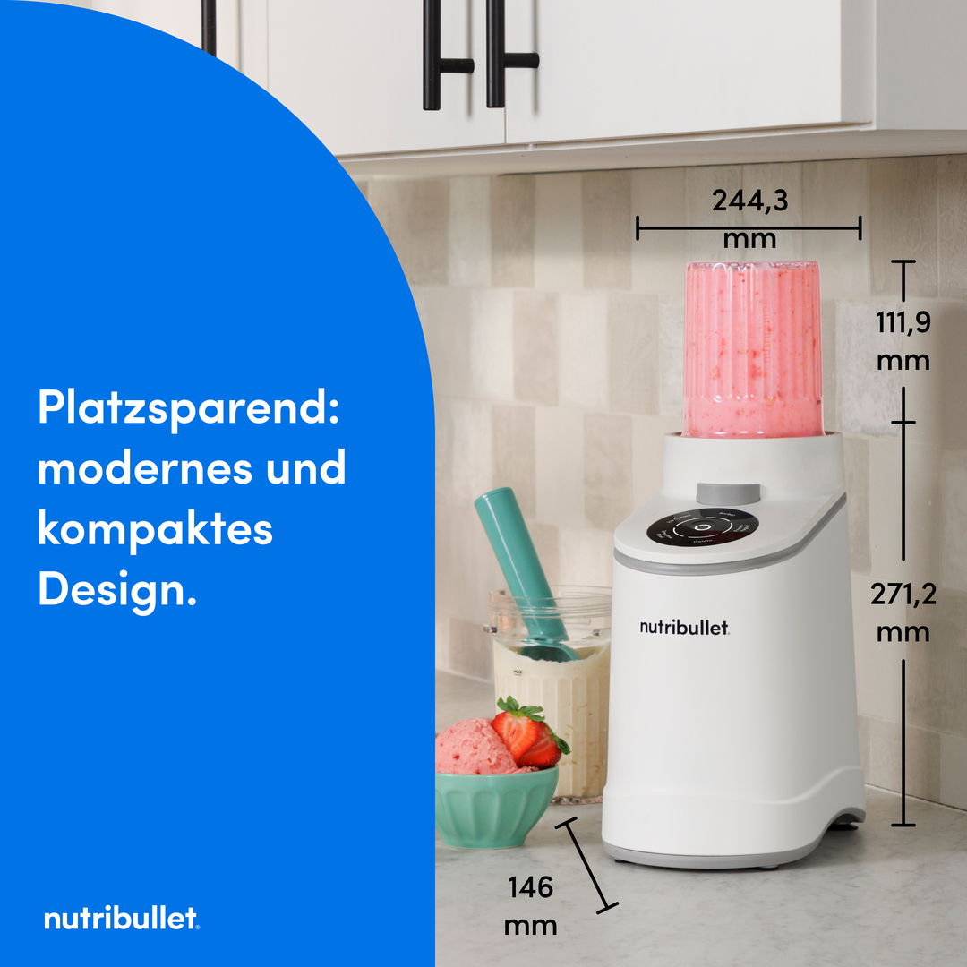 Ein weißer Nutribullet Mixer mit rosa Smoothie, Eis und Erdbeeren. Maße sind angegeben.