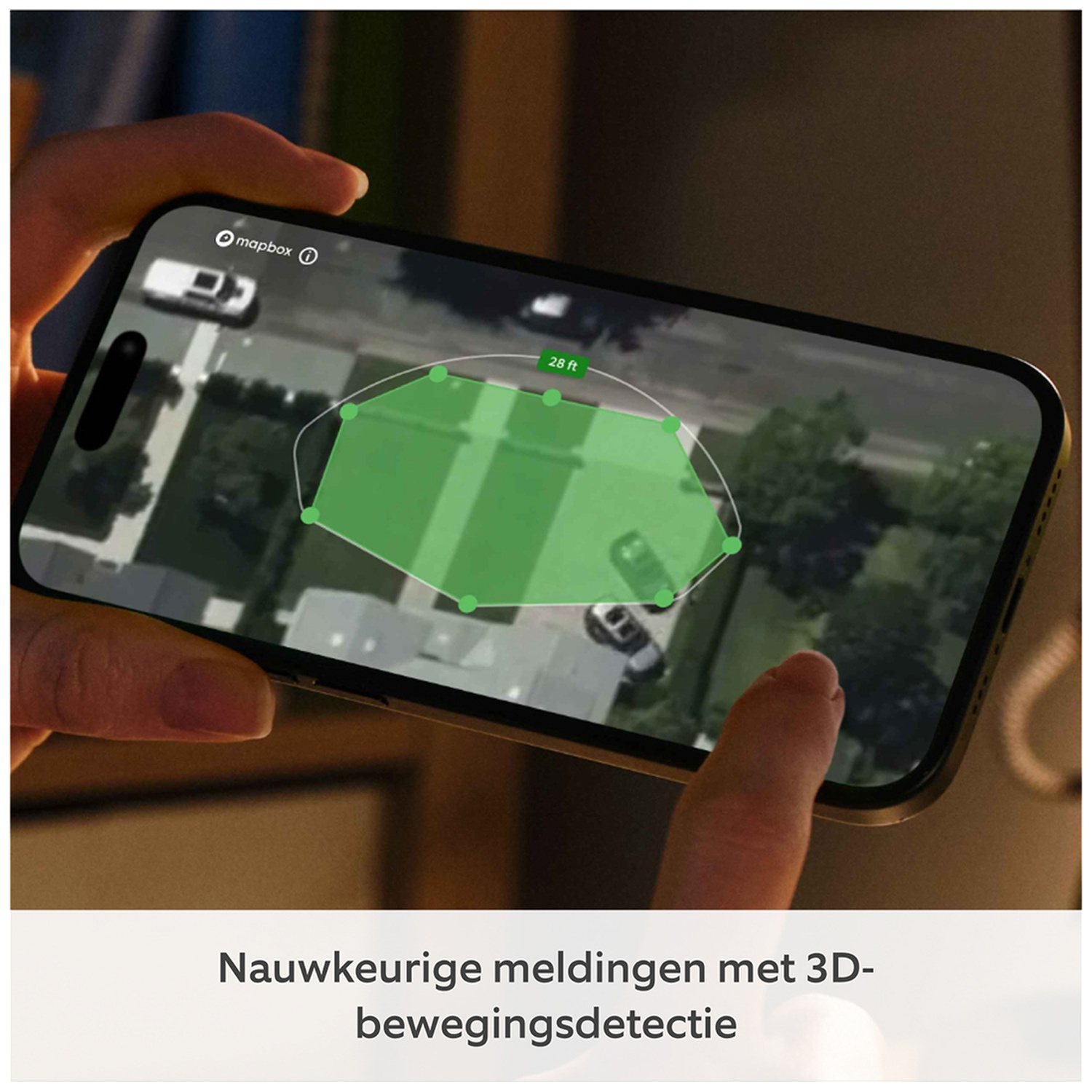 Persoon houdt telefoon vast met luchtfoto en gemarkeerd gebied. 28 ft bereik.
