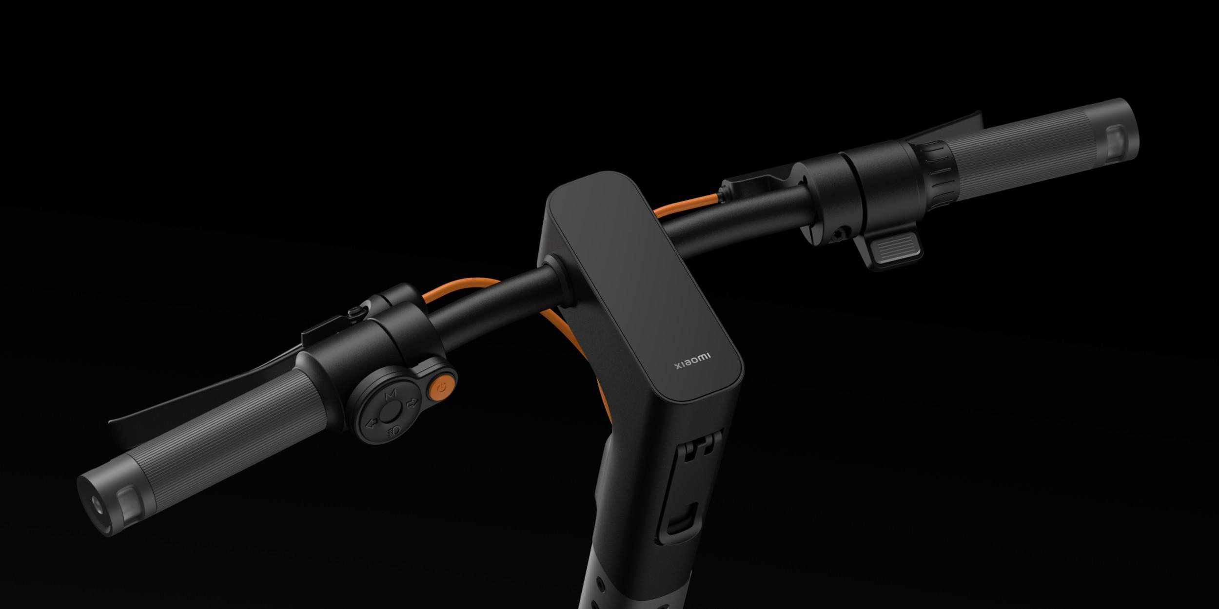 Nahaufnahme des Lenkers eines schwarzen Xiaomi E-Scooters mit orangen Akzenten.