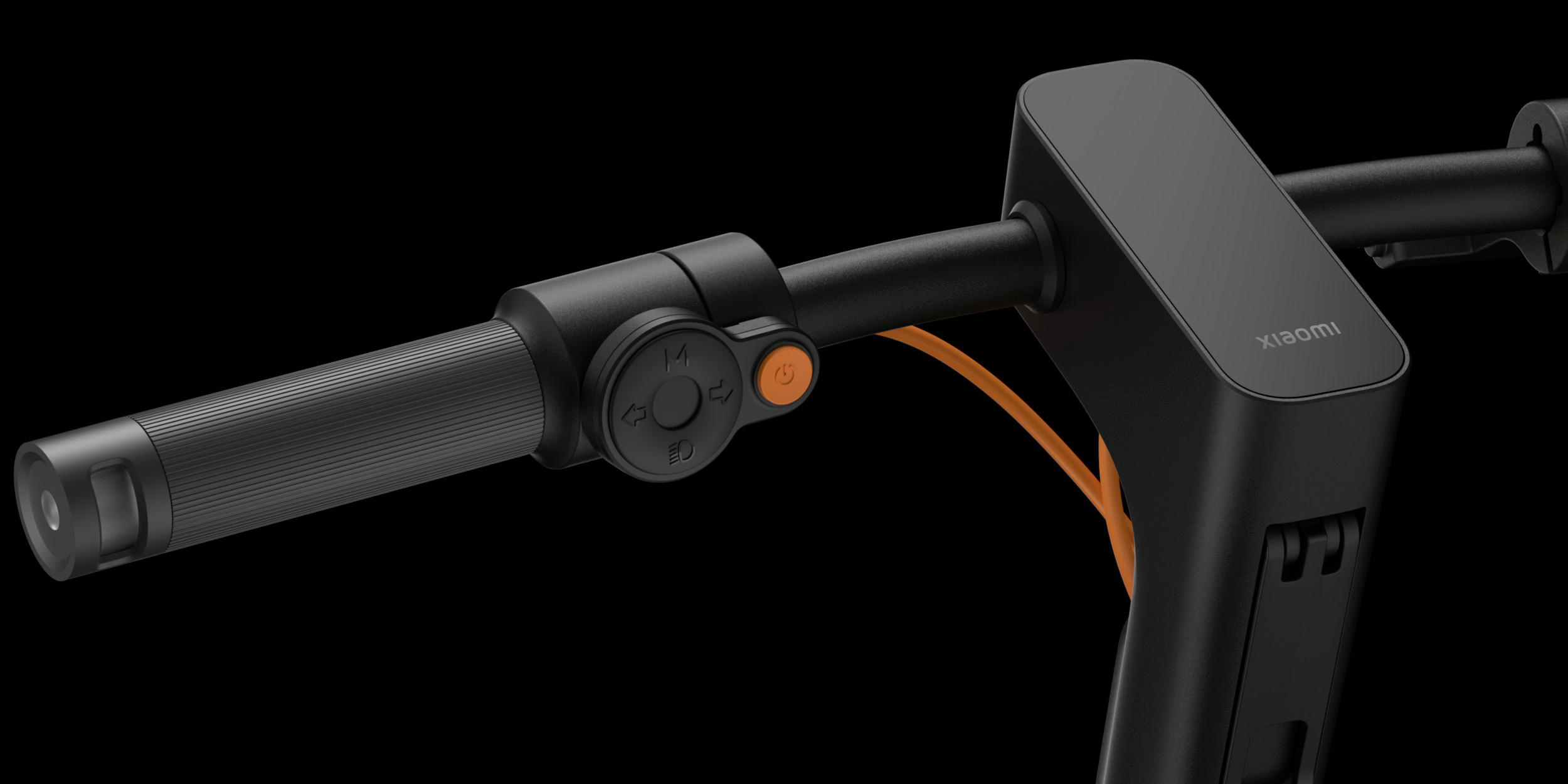 Nahaufnahme des Lenkers eines schwarzen Elektrorollers mit Xiaomi-Logo.