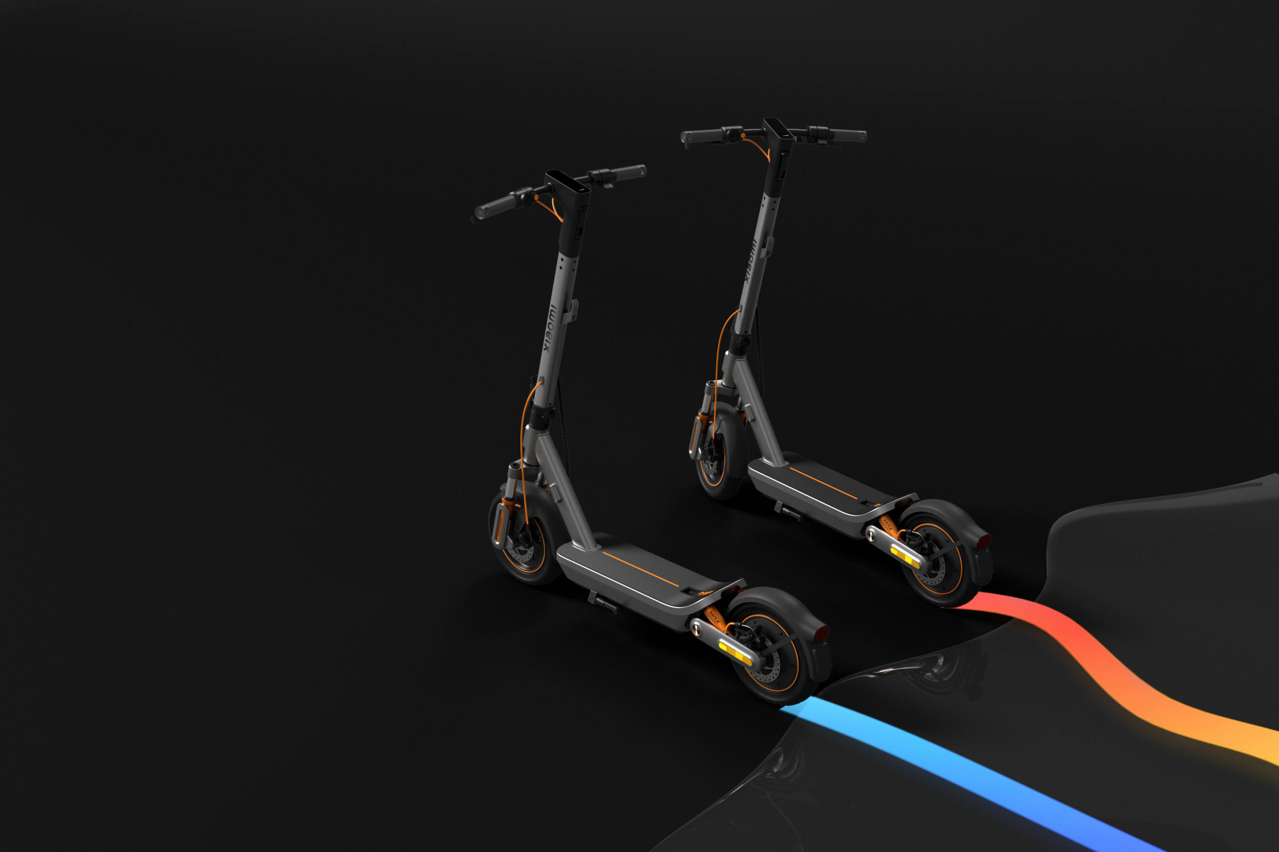 Zwei graue E-Scooter mit orangefarbenen Akzenten stehen auf schwarzem Grund.