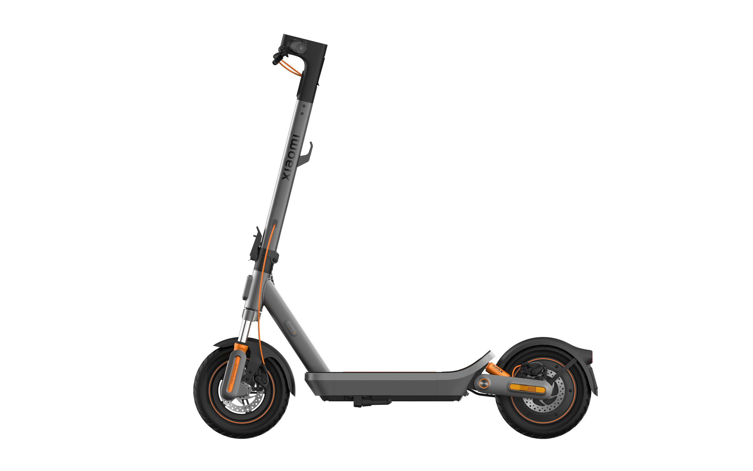 Grauer Xiaomi E-Scooter mit orangefarbenen Akzenten, Vorder- und Hinterrad.