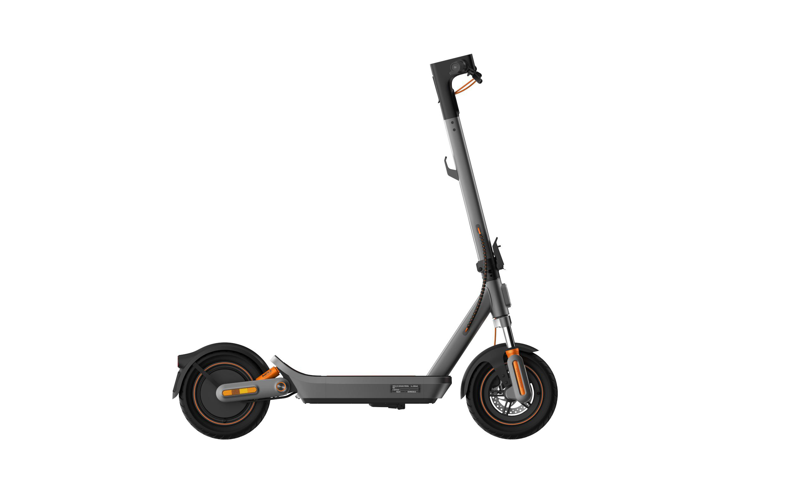 Ein grauer Elektroroller mit orangefarbenen Akzenten steht auf weißem Grund.