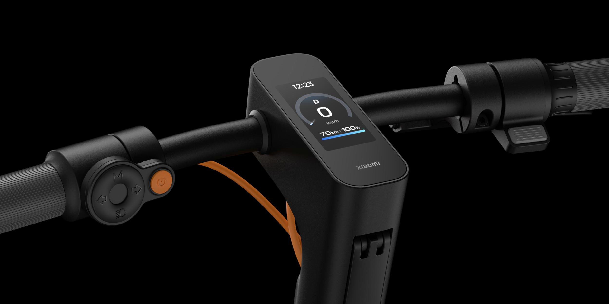 Nahaufnahme eines E-Scooter-Lenkers mit Display, das Zeit, Gang und Akkustand anzeigt.