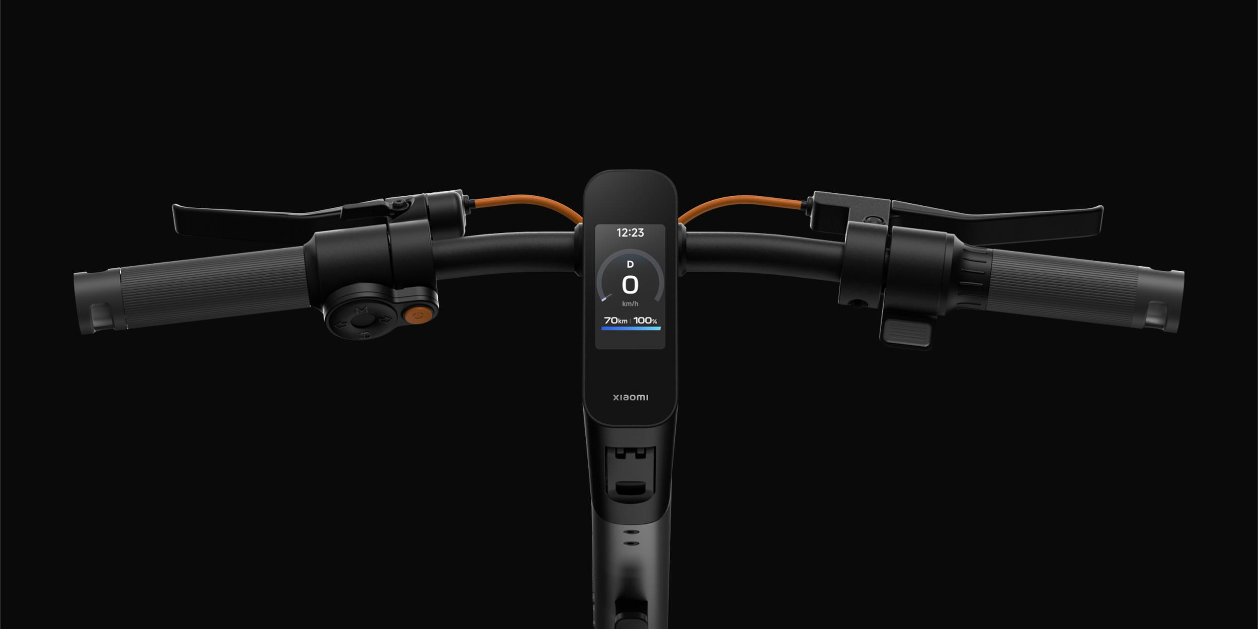 Lenker eines E-Scooters mit Display, das 0 km/h und 100% Akku anzeigt.