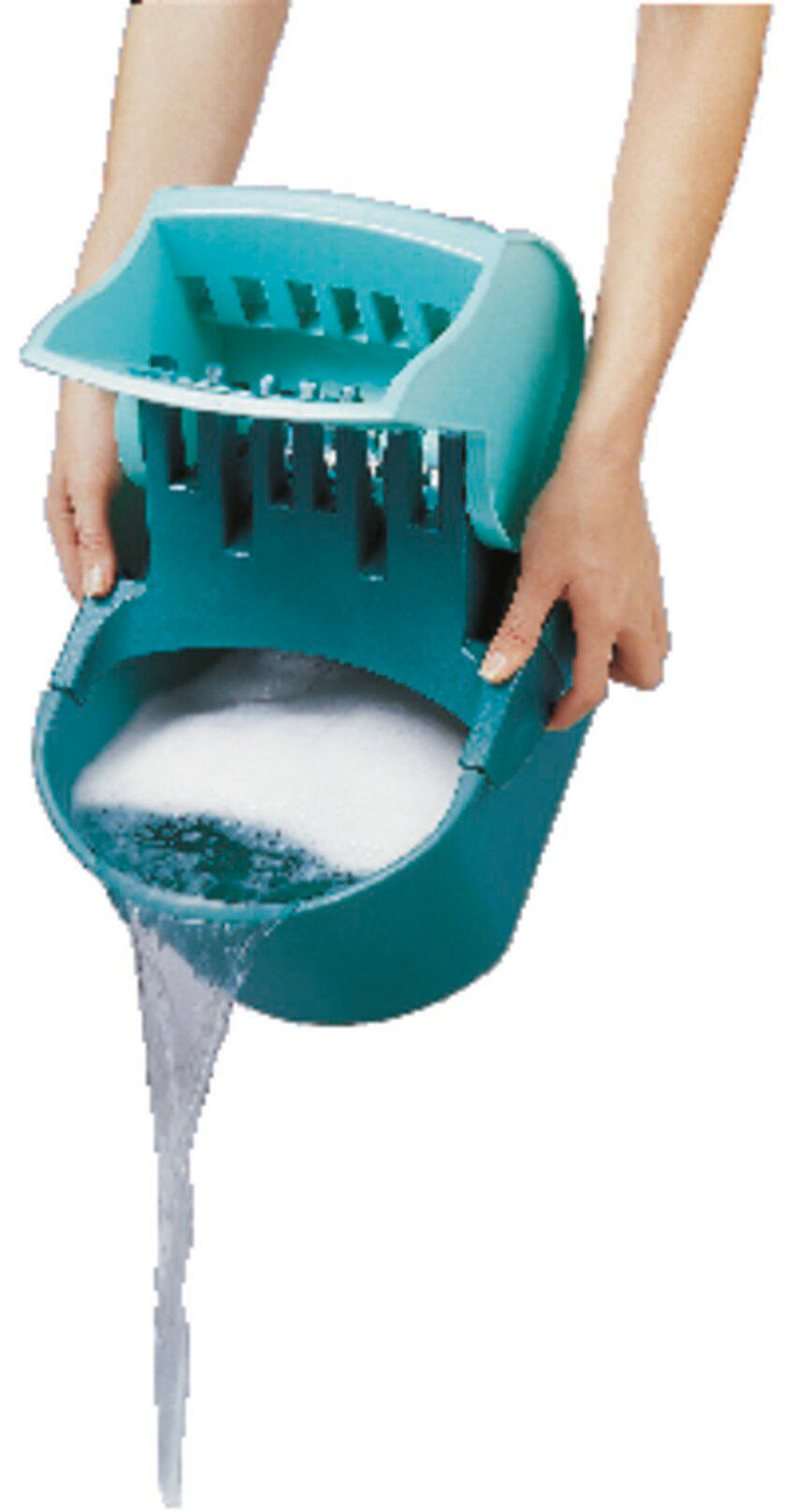 Türkisblauer Eimer mit Schaumwasser, das herausläuft. Hände halten den Eimer.
