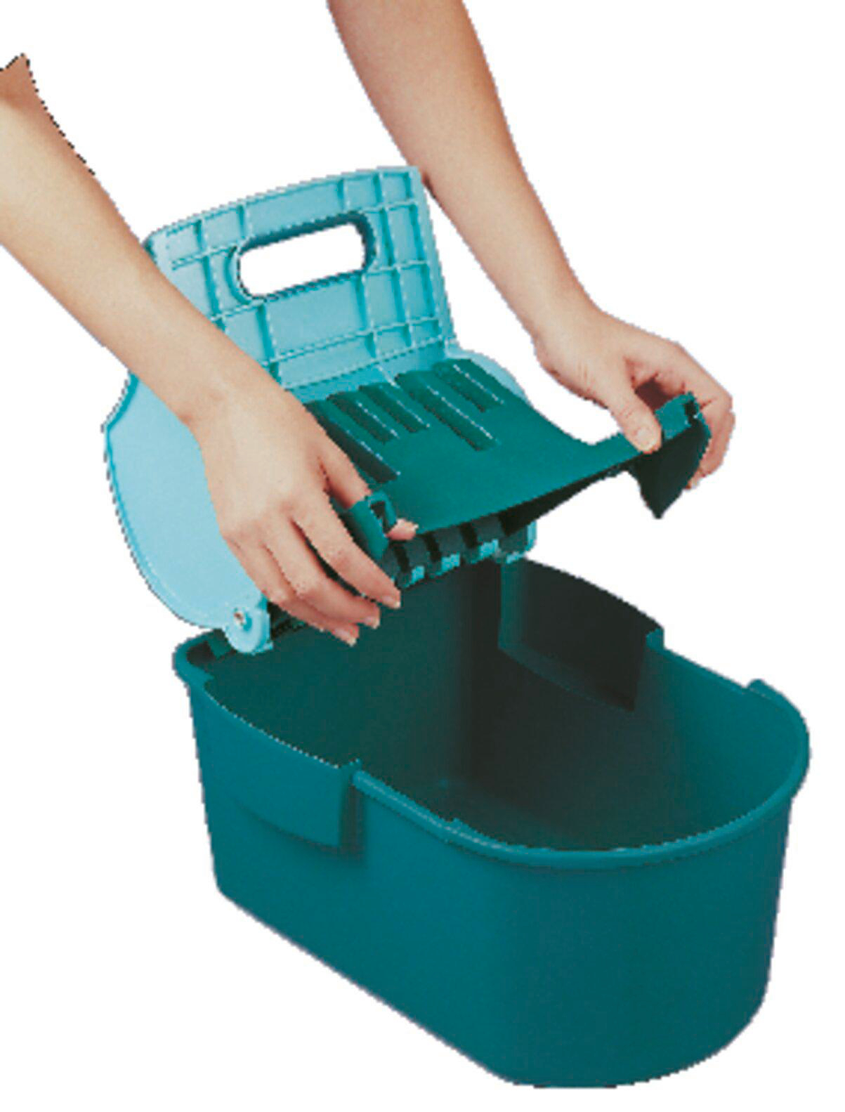 Hände montieren einen blauen und grünen Behälter mit Griff.