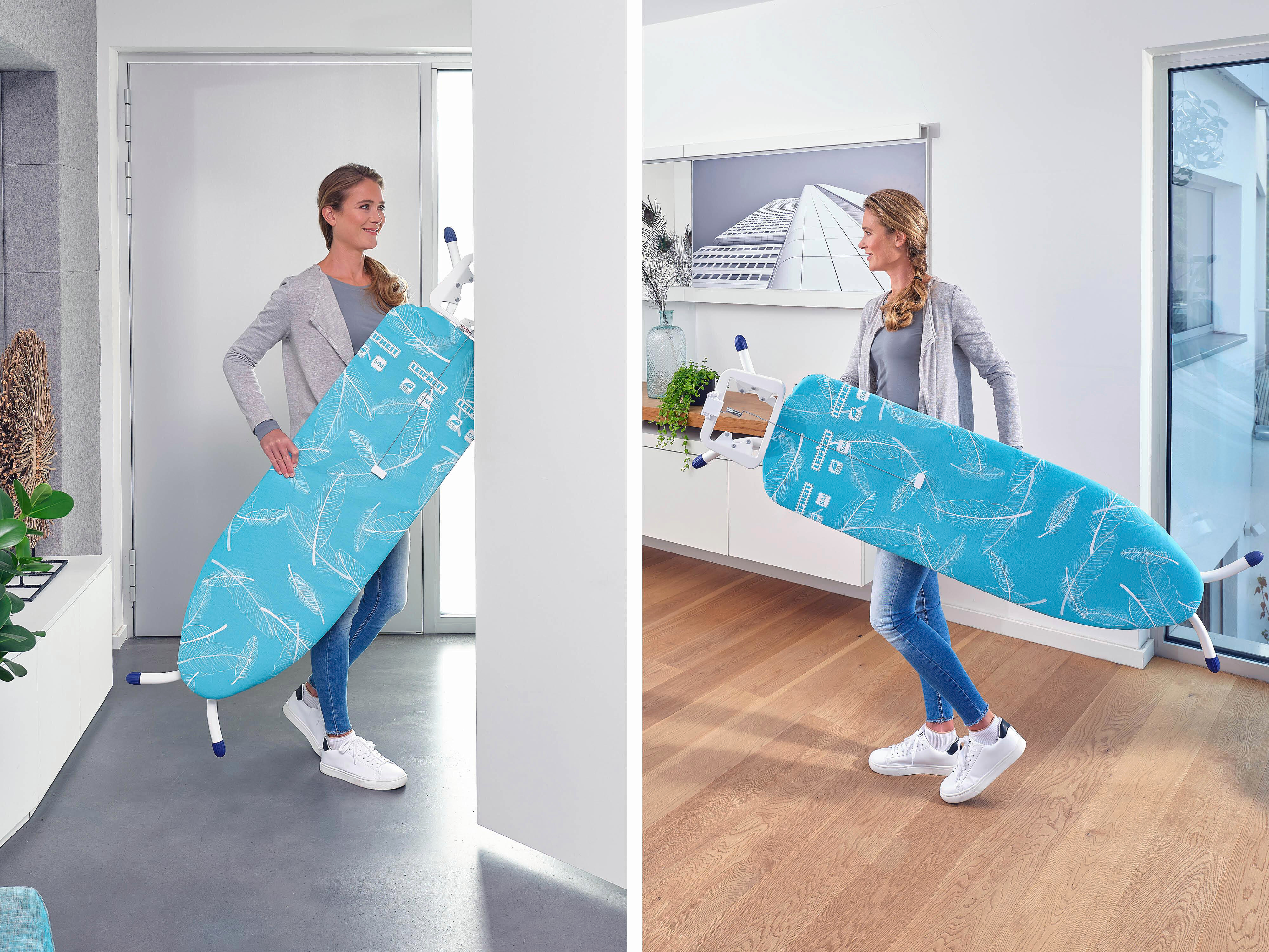 Frau mit blauem Bügelbrett mit Federdruckmotiv in zwei verschiedenen Innenräumen.