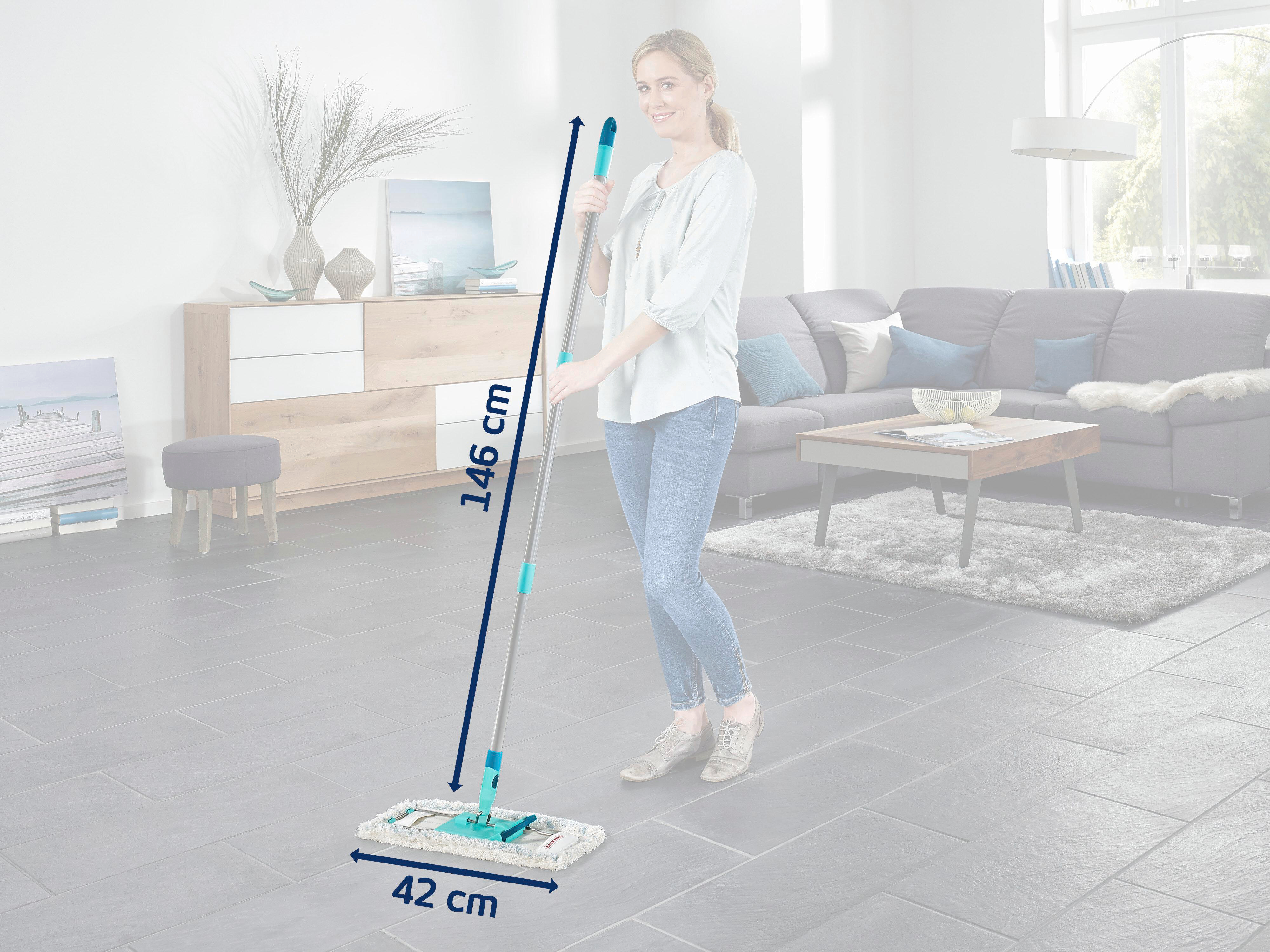 Eine Frau hält einen Mopp mit 146 cm Länge und 42 cm Breite.