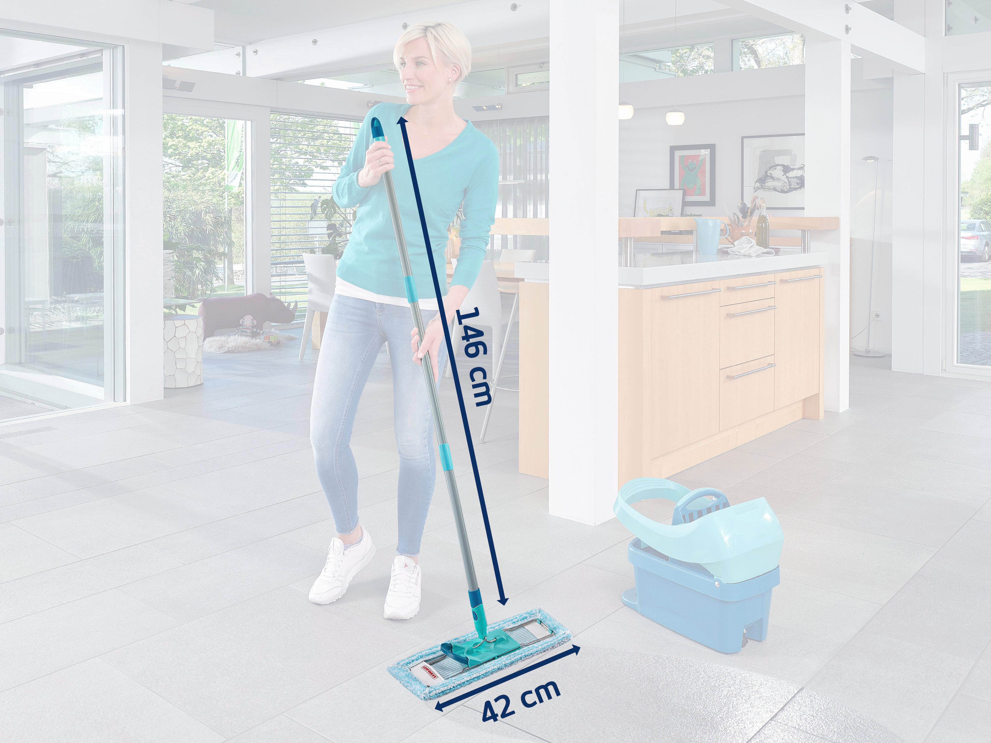 Frau mit Wischmopp (146 cm) und Eimer im modernen Wohnbereich.