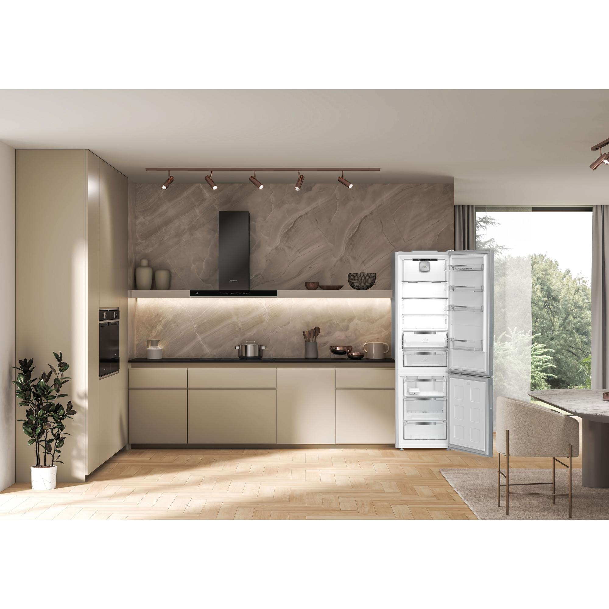 Moderne Küche mit offenen Kühlschranktüren, Marmorrückwand und Holzboden.