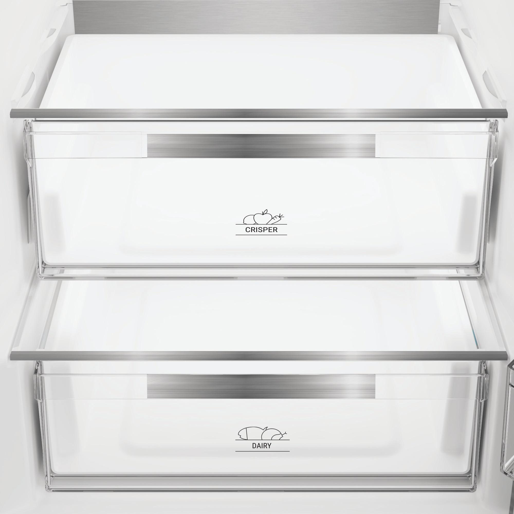 Zwei transparente Schubladen in einem Kühlschrank, beschriftet mit "CRISPER" und "DAIRY".