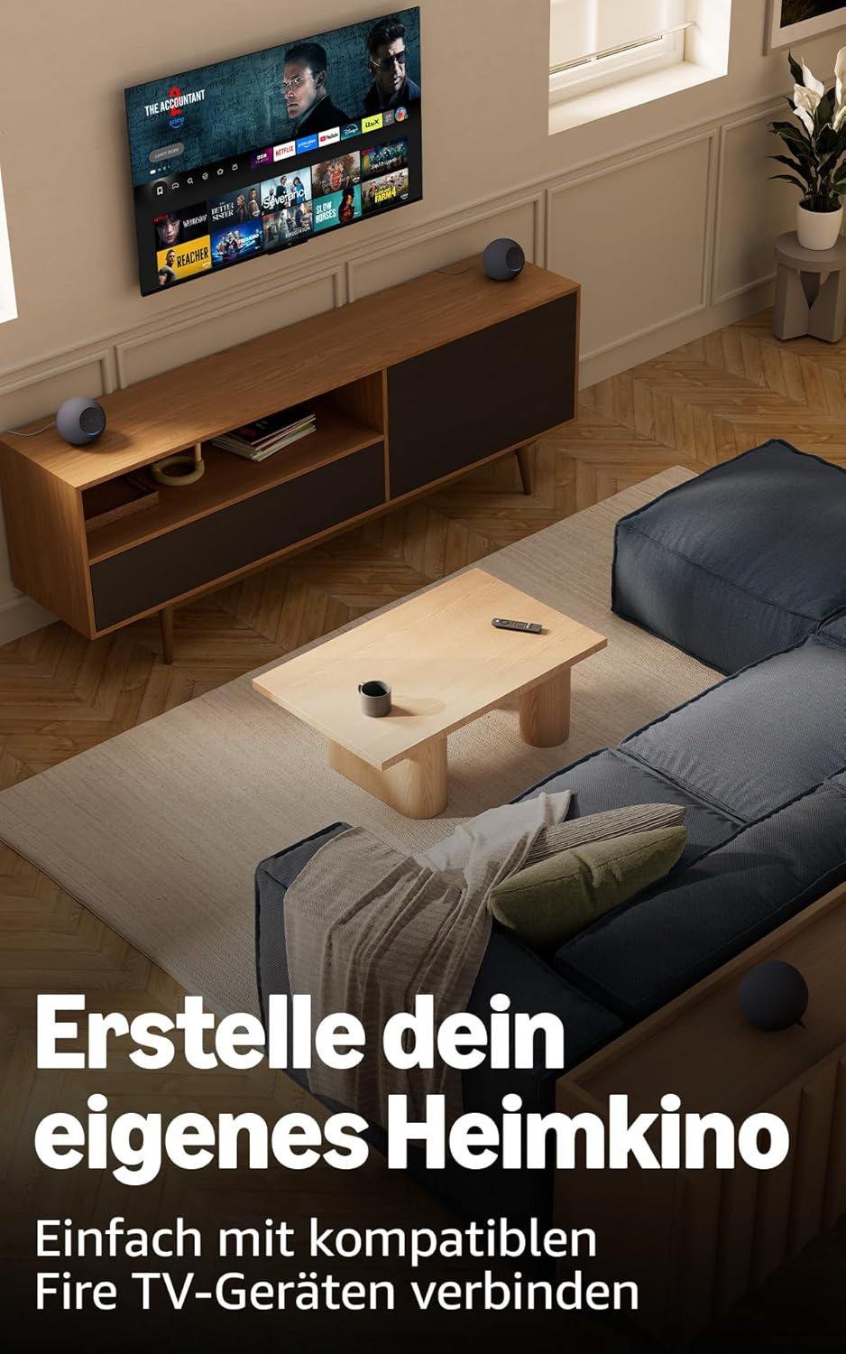 Ein Wohnzimmer mit Fernseher, Sofa und Couchtisch. Text über Heimkino.