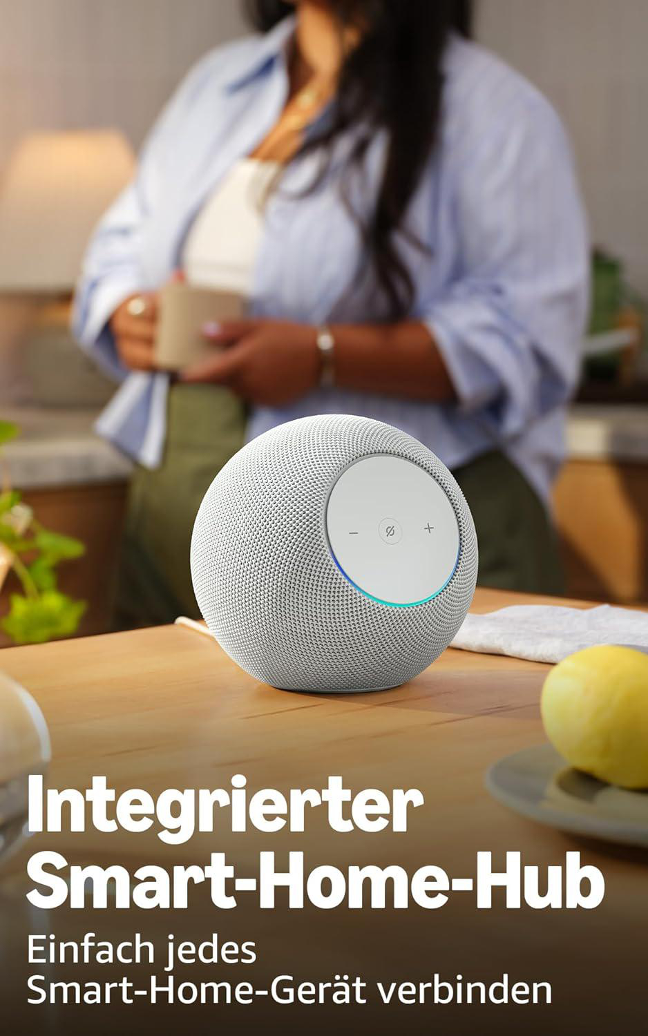 Ein runder weißer Smart Speaker auf einem Holztisch.