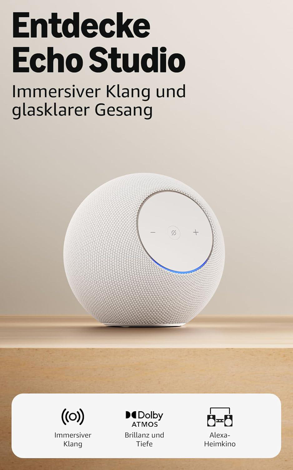 Ein weißer Echo Studio Lautsprecher mit Touch-Bedienfeld und blauer Beleuchtung.