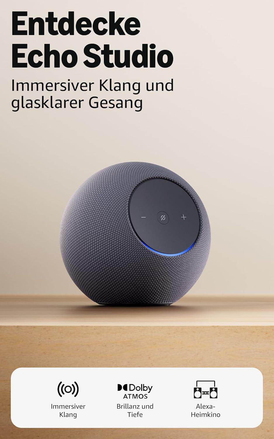 Grauer Echo Studio Lautsprecher auf Holzoberfläche mit Text und Icons.