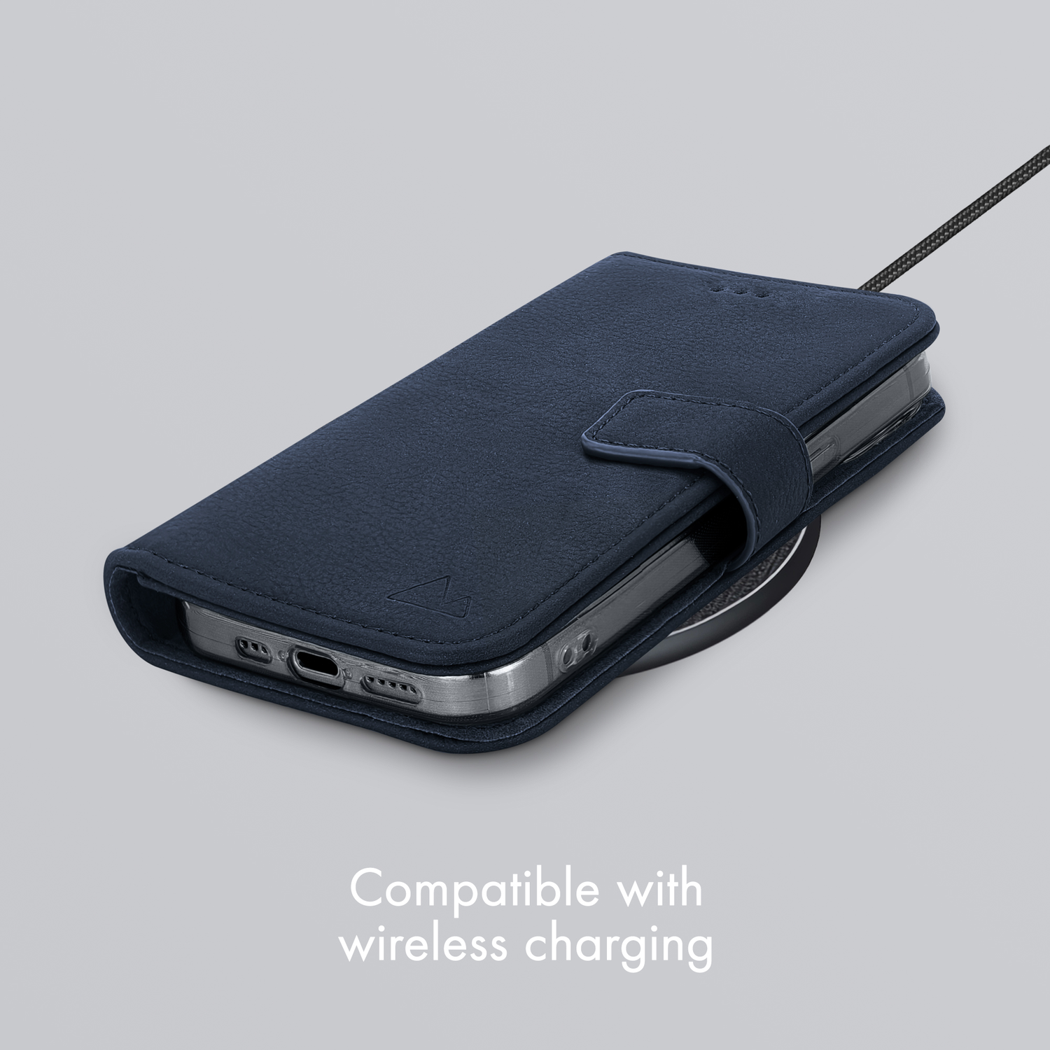 Donkerblauw telefoonhoesje op draadloze oplader.