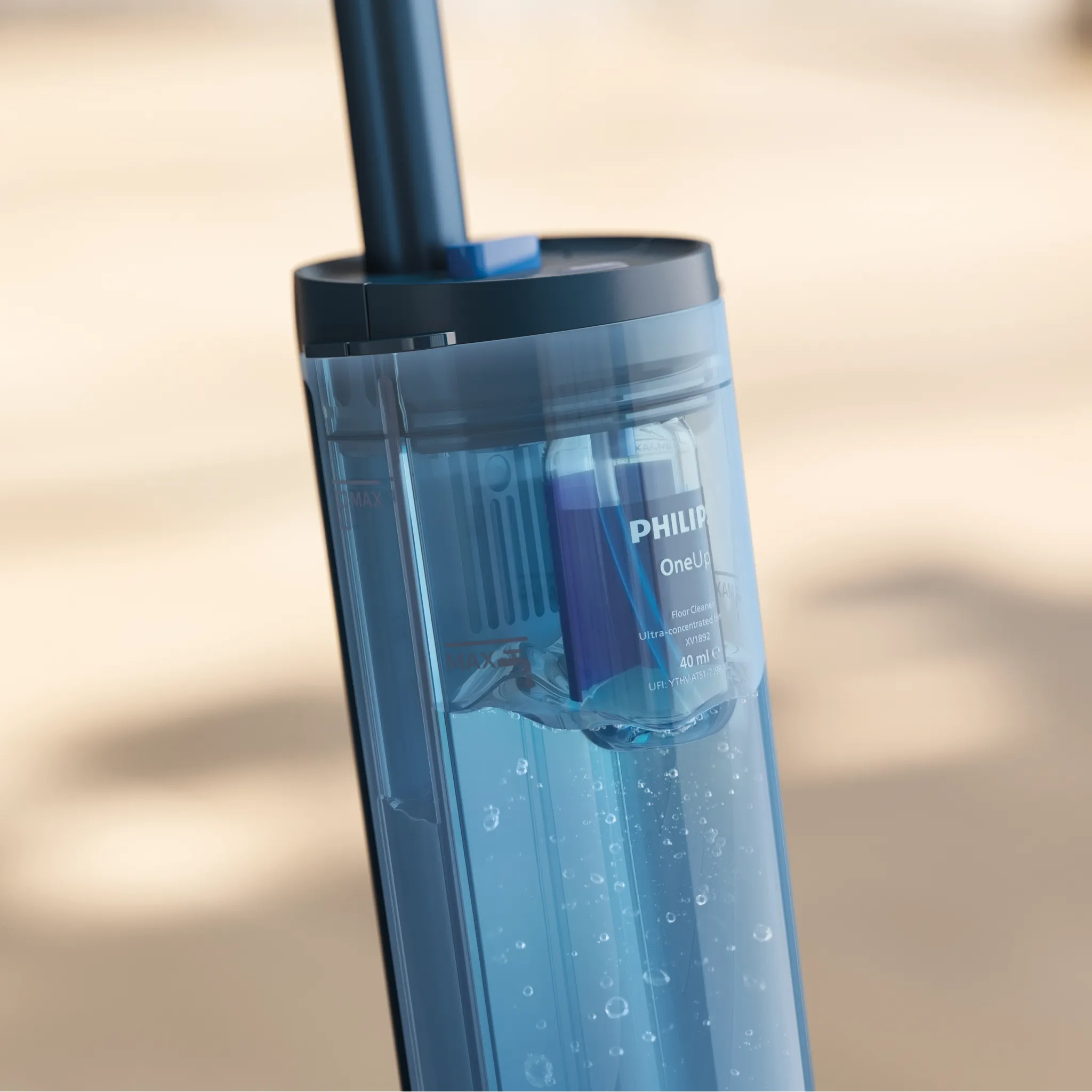 Niebieski zbiornik na wodę z butelką środka do czyszczenia podłóg.