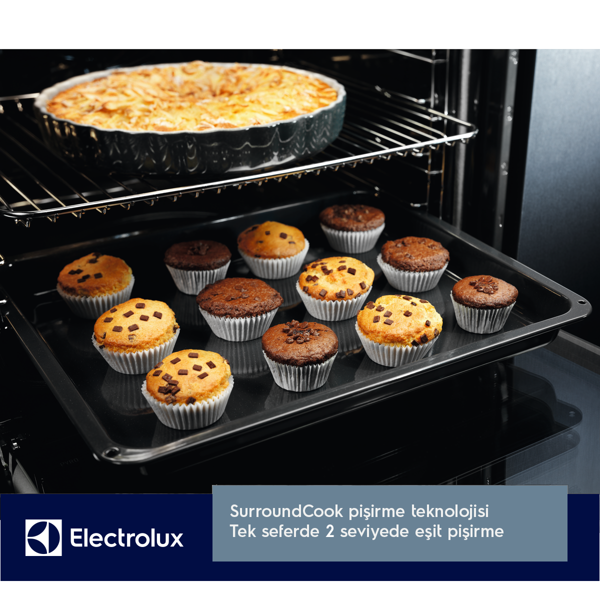 Fırında tepsi üzerinde bir somun kek ve muffin.