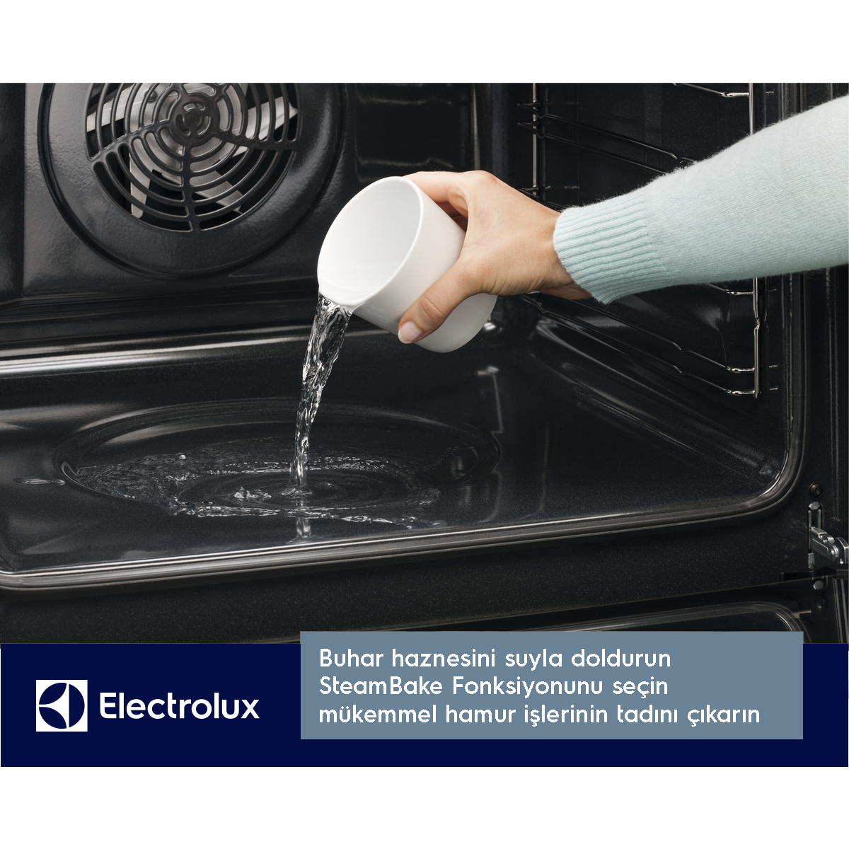 Buhar oluşturmak için fırına su dökülüyor.