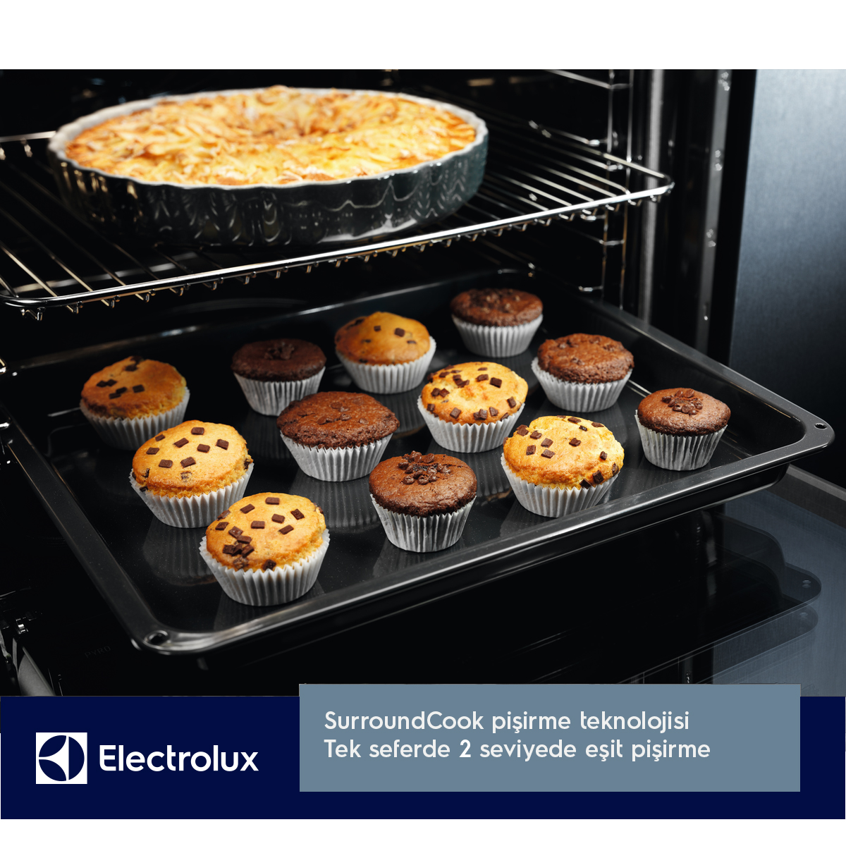 Fırında bir turta ve tepside çok sayıda muffin.
