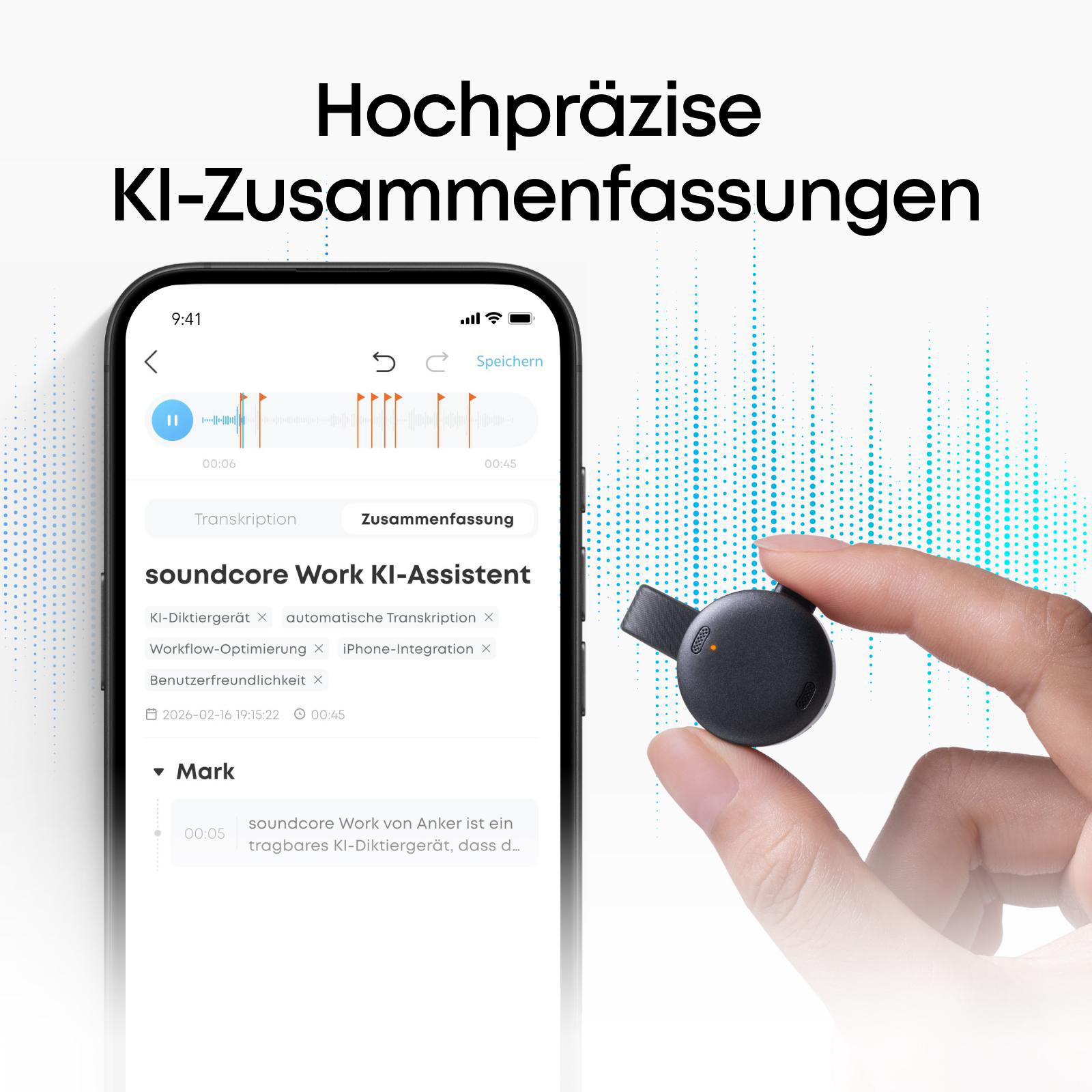 Ein Smartphone zeigt eine Transkriptions-App mit einem KI-Assistenten. Ein Finger hält ein kleines schwarzes Gerät.