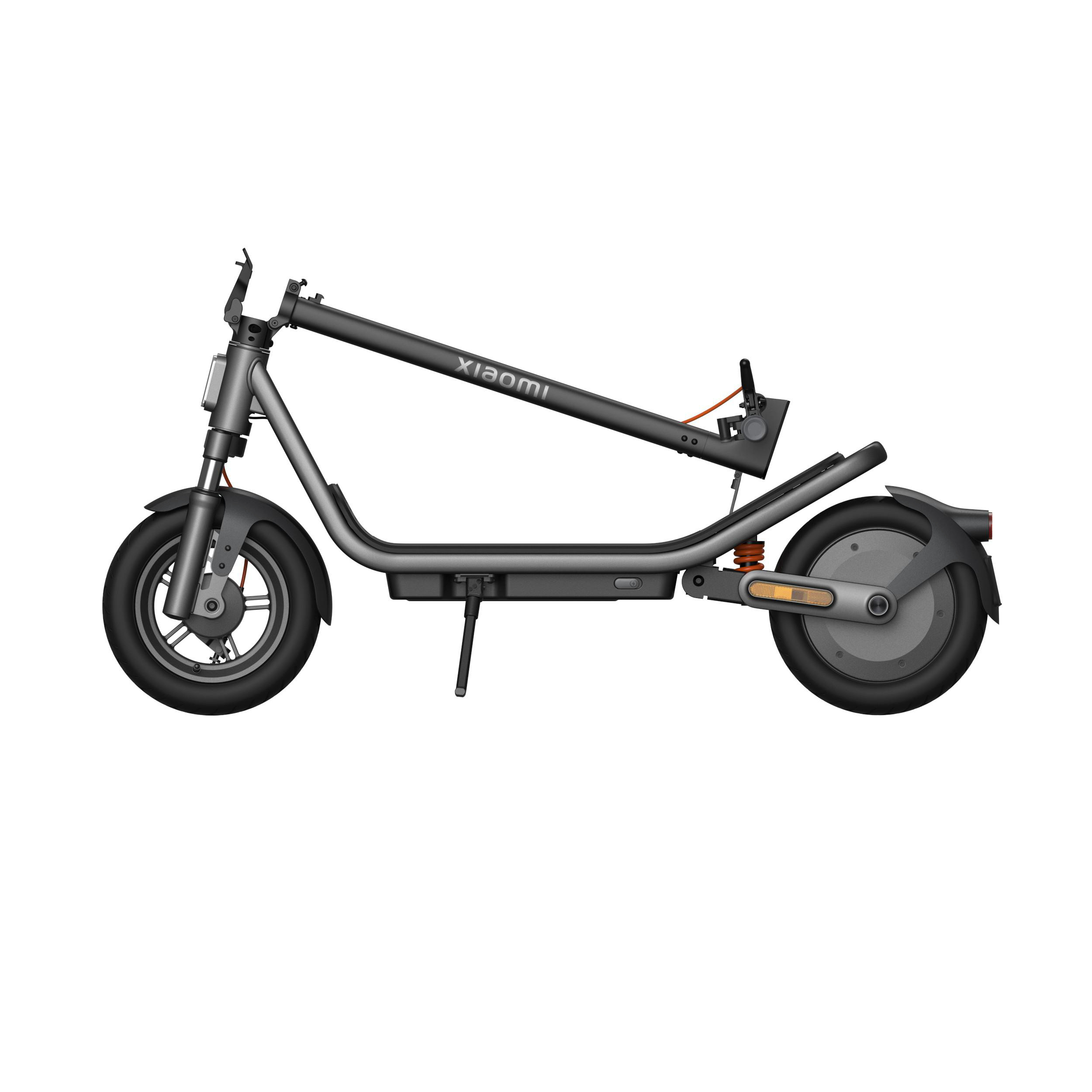 Ein grauer Xiaomi E-Scooter mit ausklappbarem Ständer, auf weißem Hintergrund.