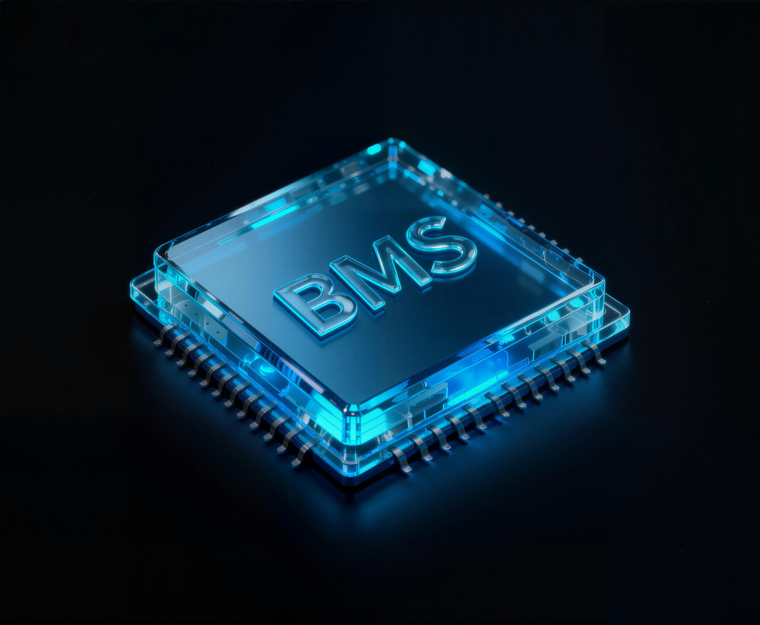 Ein leuchtend blauer Chip mit den Buchstaben BMS in transparentem Glas.