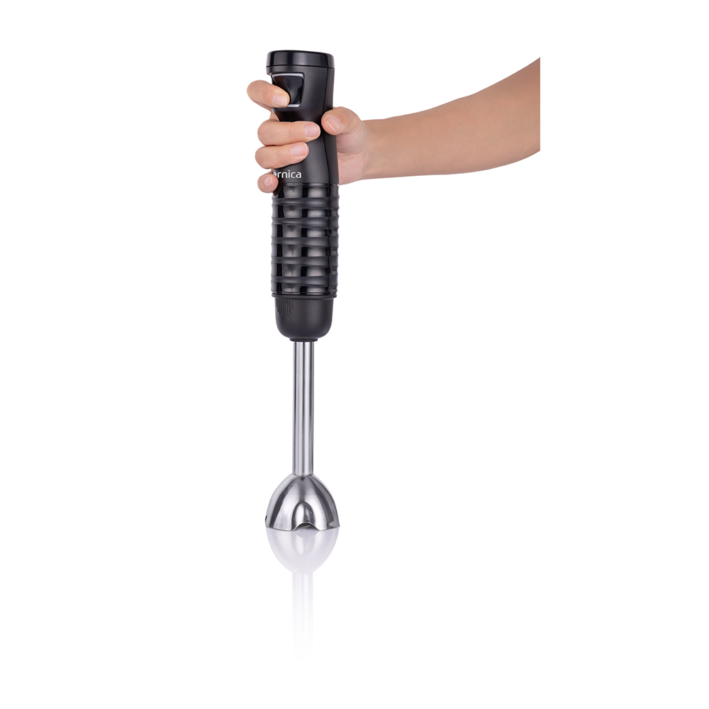 Bir el, paslanmaz çelik aparatlı siyah el blender tutuyor.